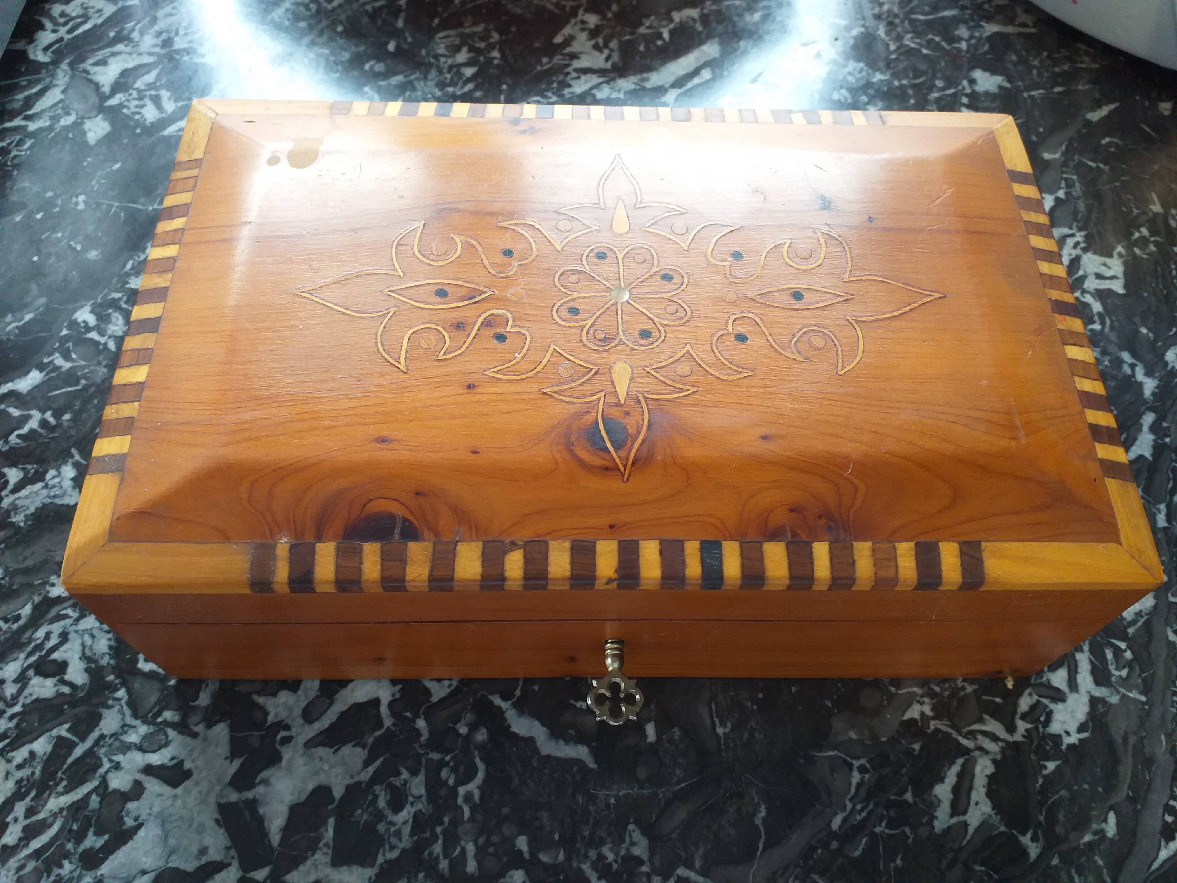 Box in marquetry