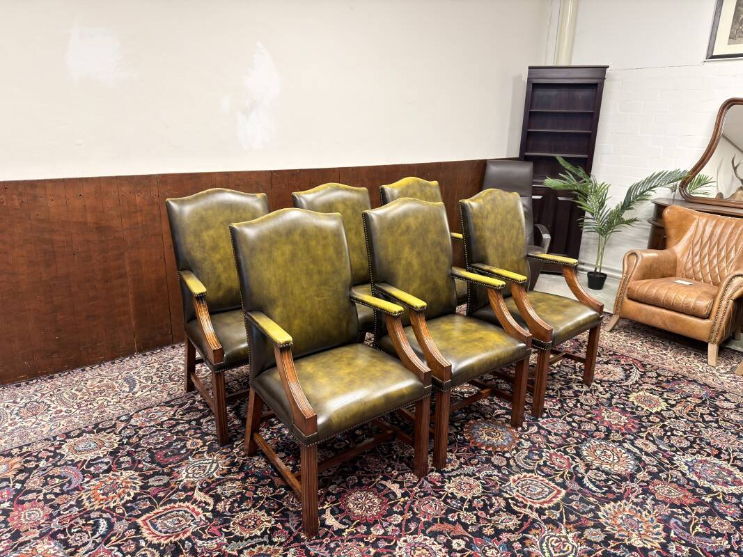 Ensemble de chaises présidentielles Chesterfield anglaises classiques.