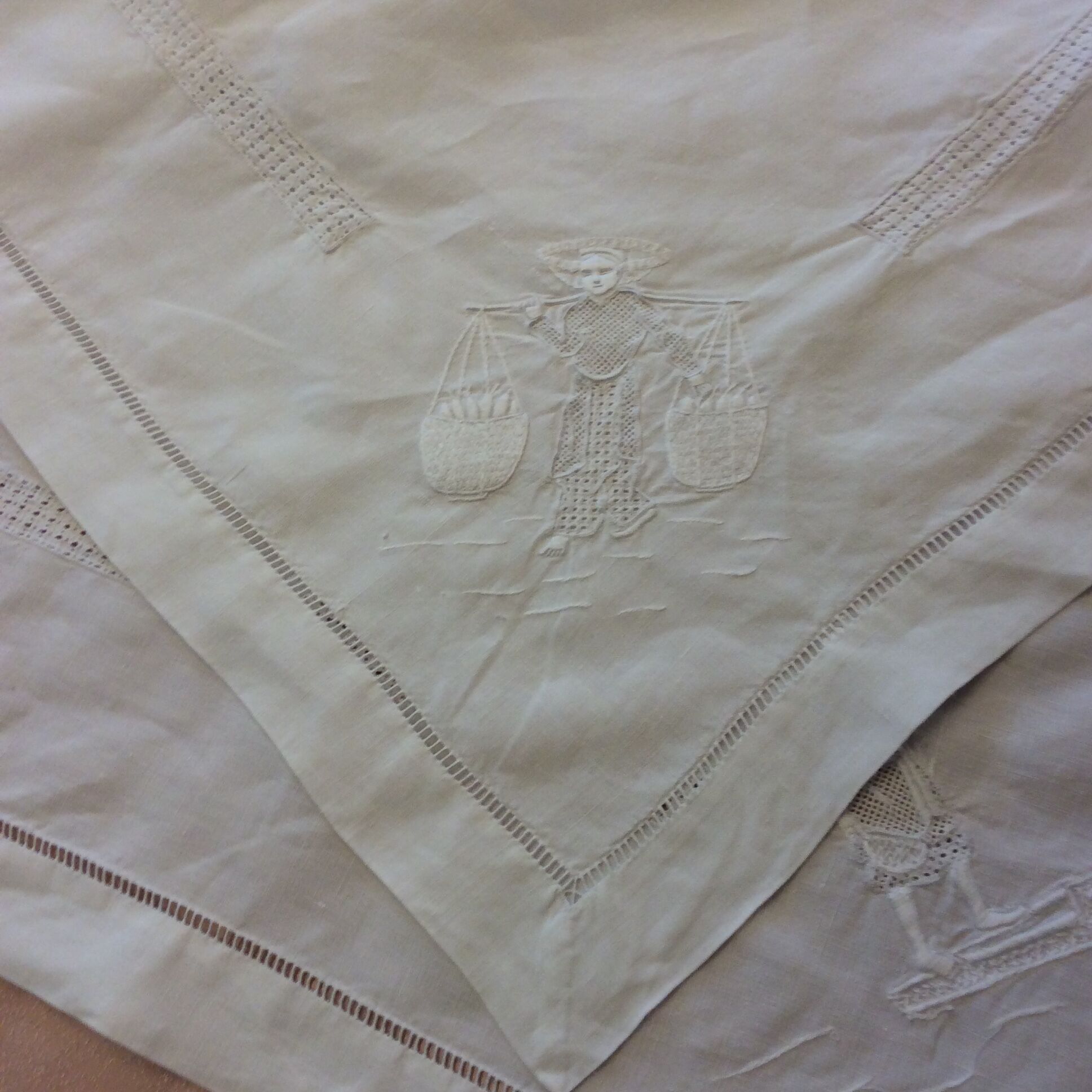 Large tablecloth and 12 hand-embroidered towels - vintage