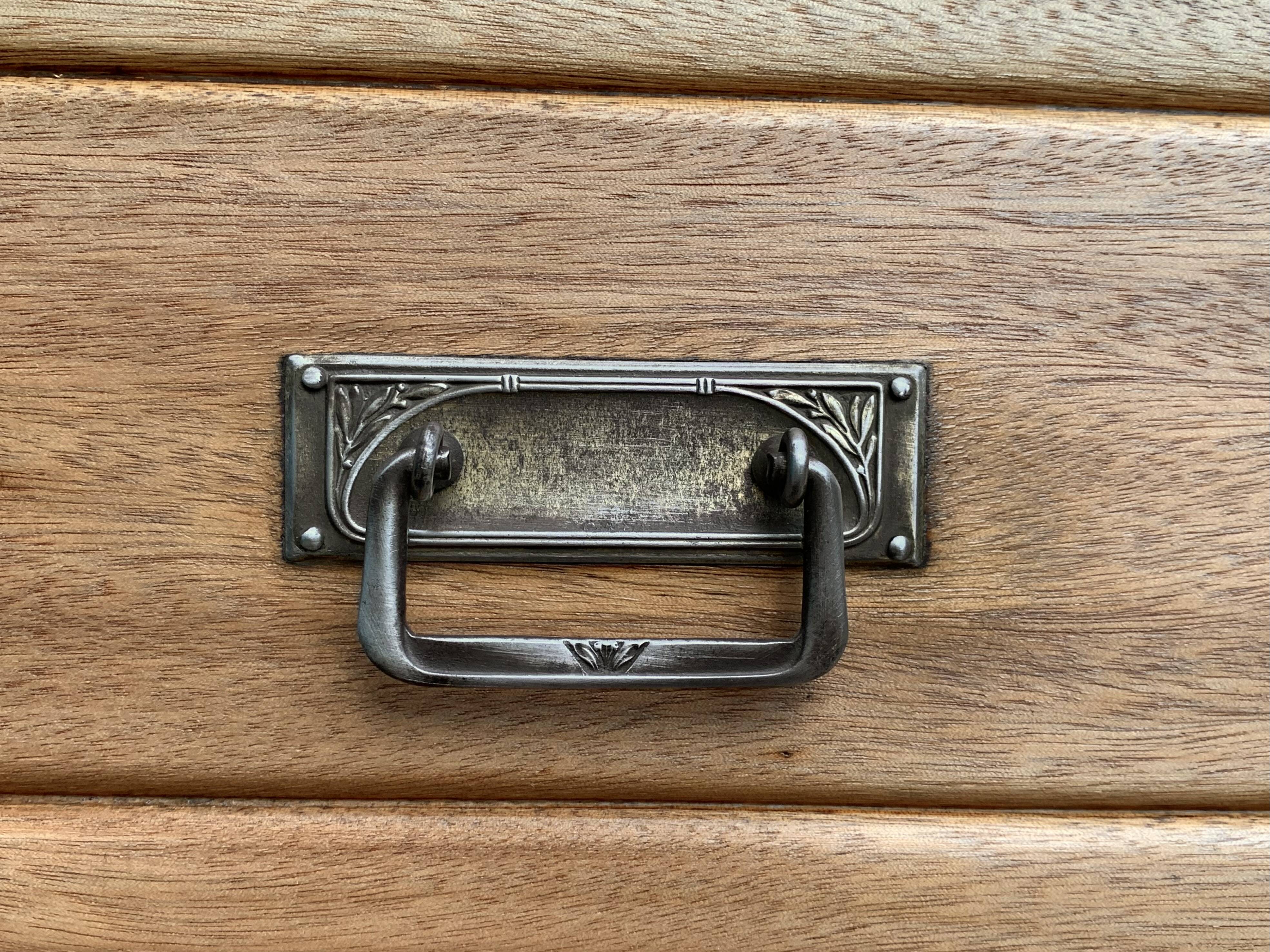 Armoire parisienne d’hôtel vitrée bois brut 1930