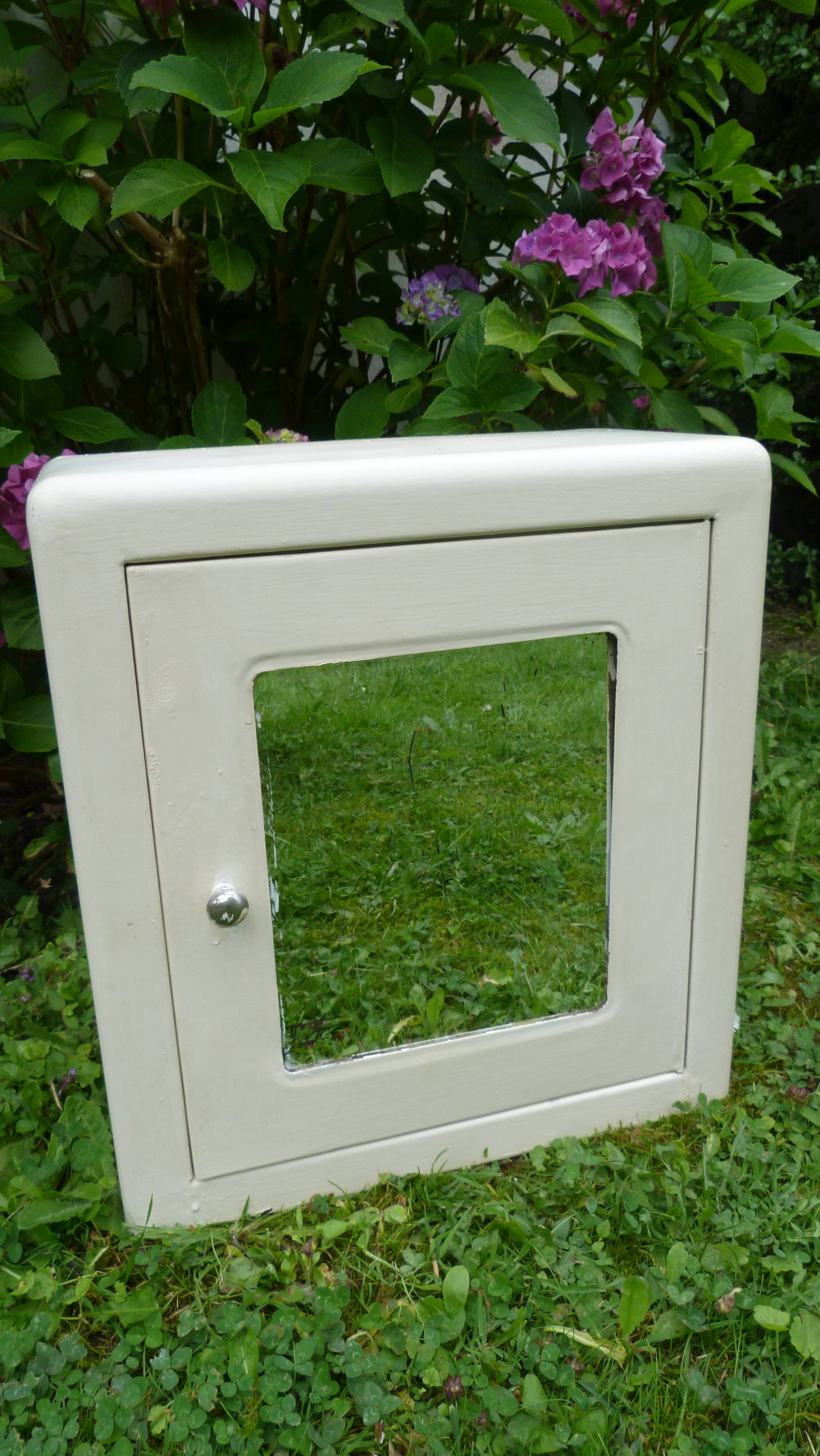 Medicine cabinet 50s in metal