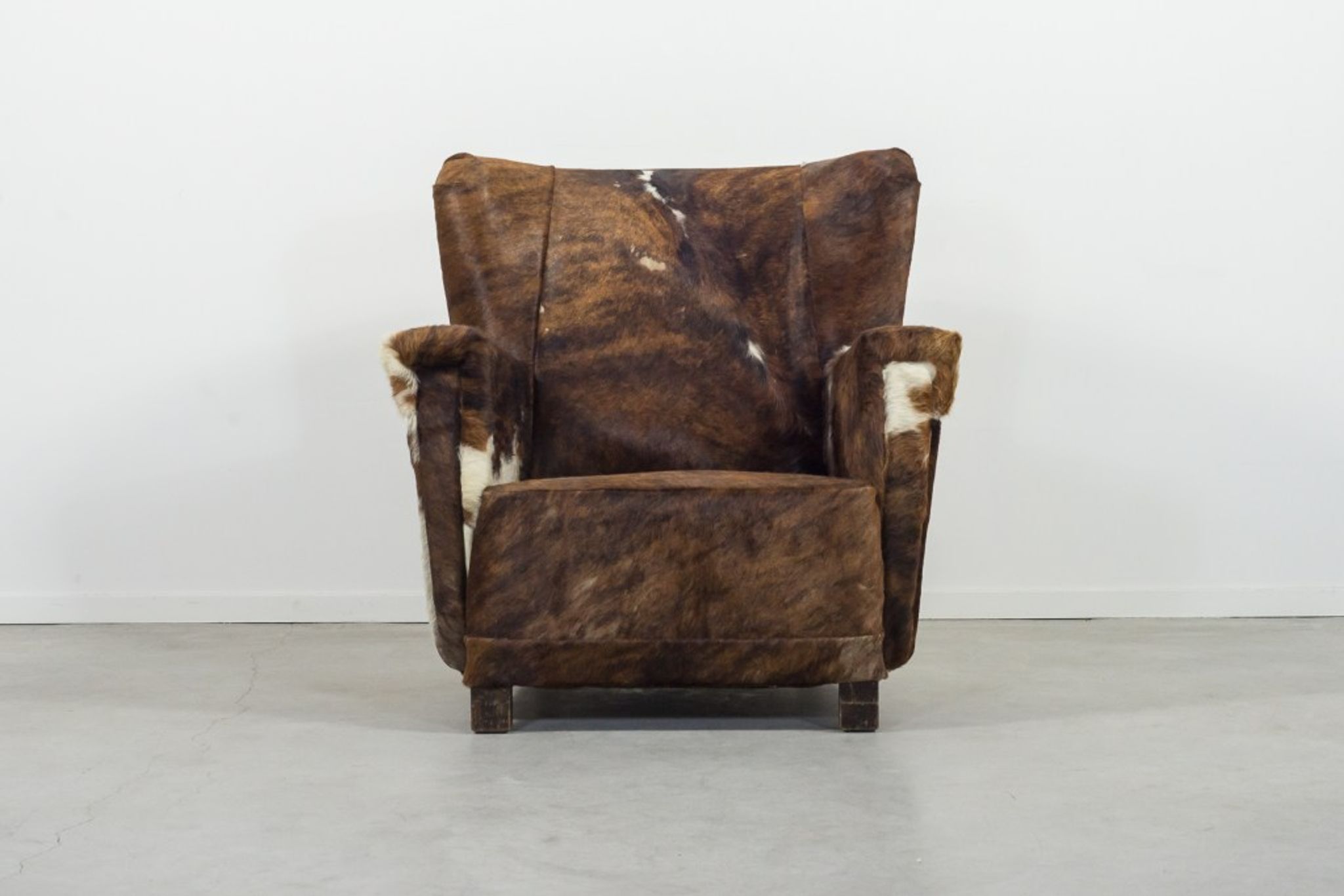 Fauteuil art déco en peau de vache