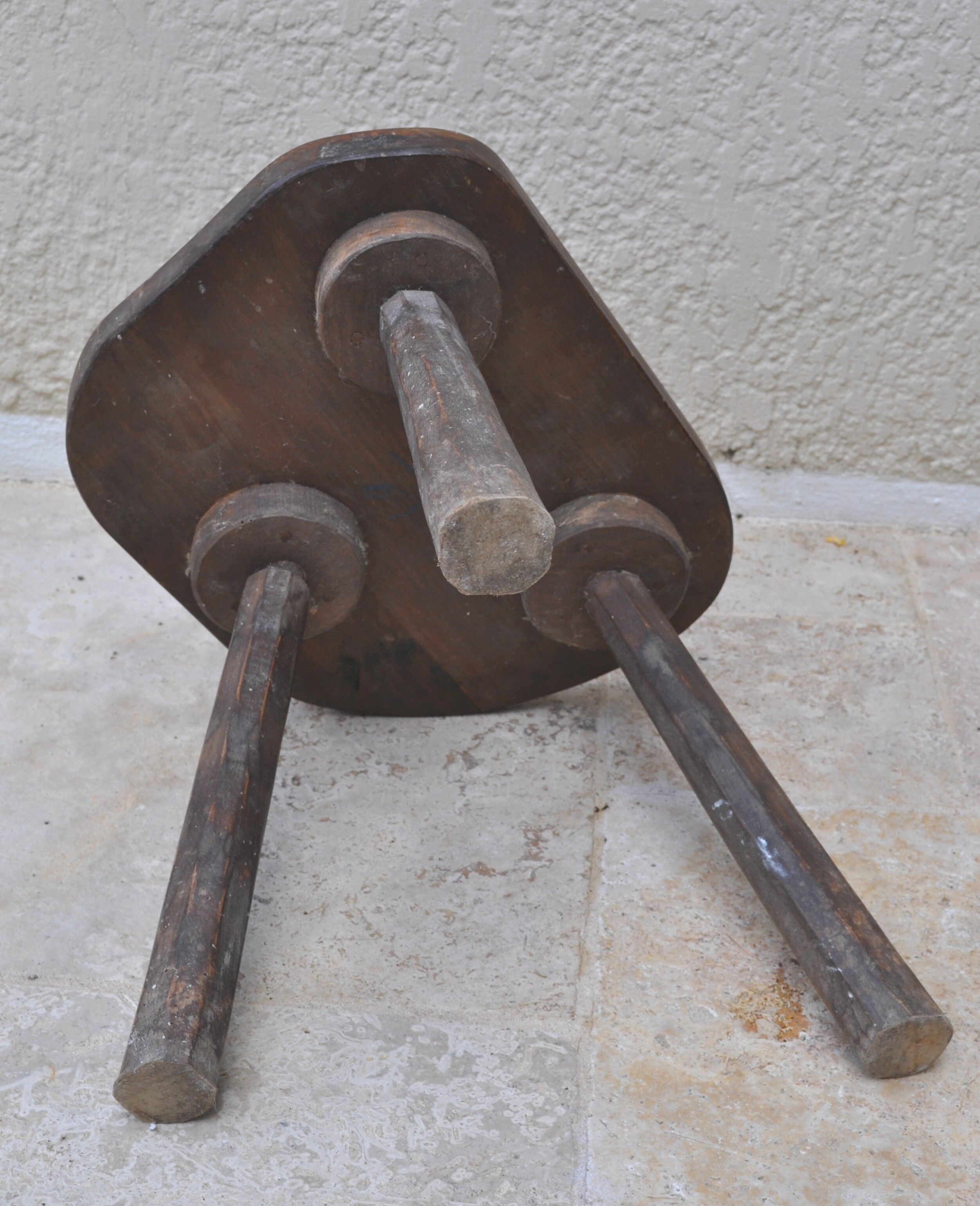 Raw rustic tabouret made in Périgord