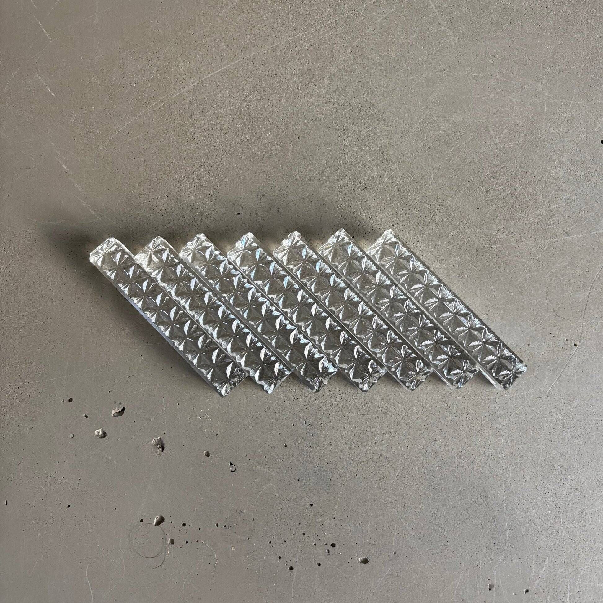 7 moulded glass knife rests