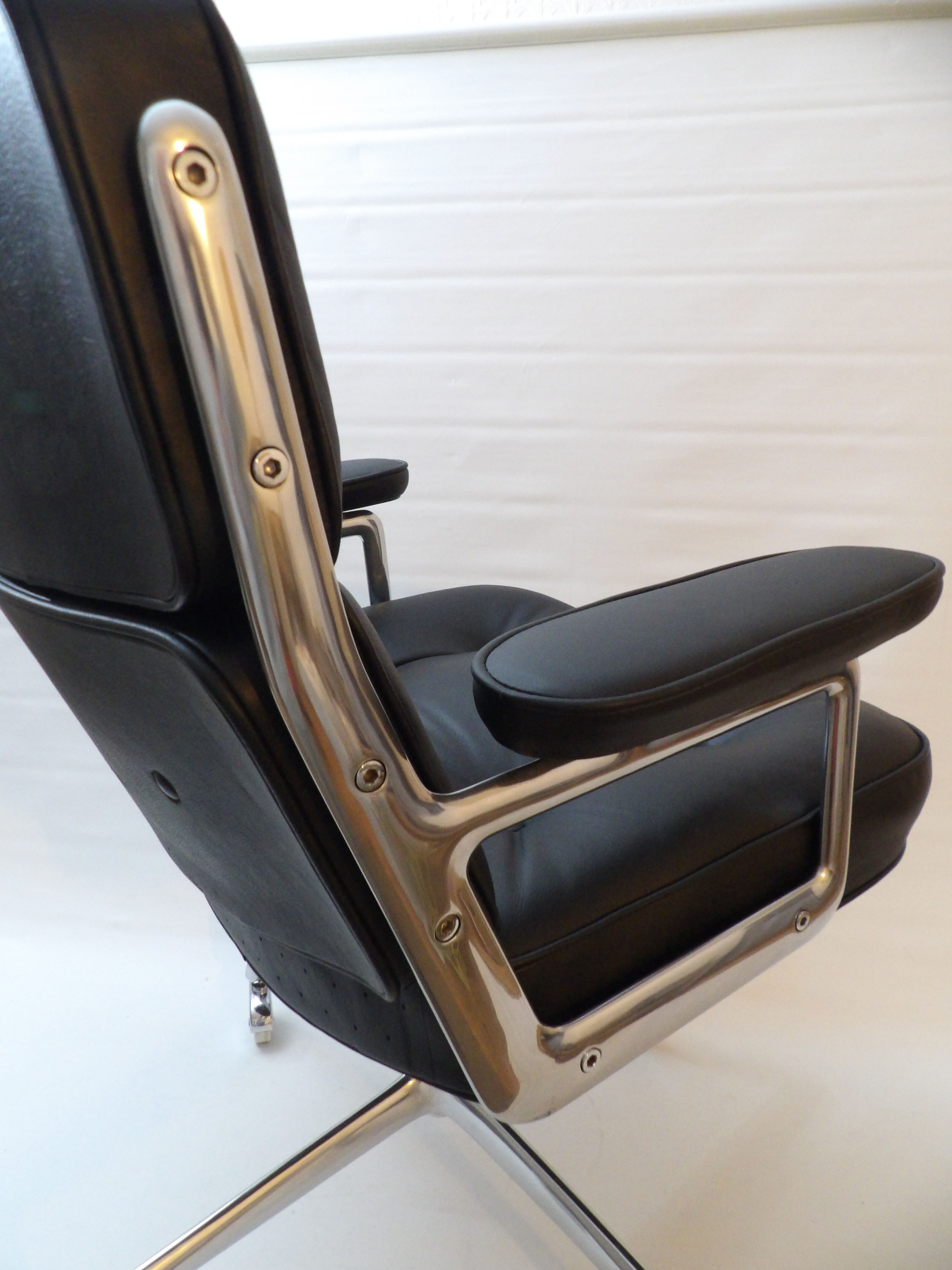 Charles Eames "Time Life" office chair edited by Herman Miller