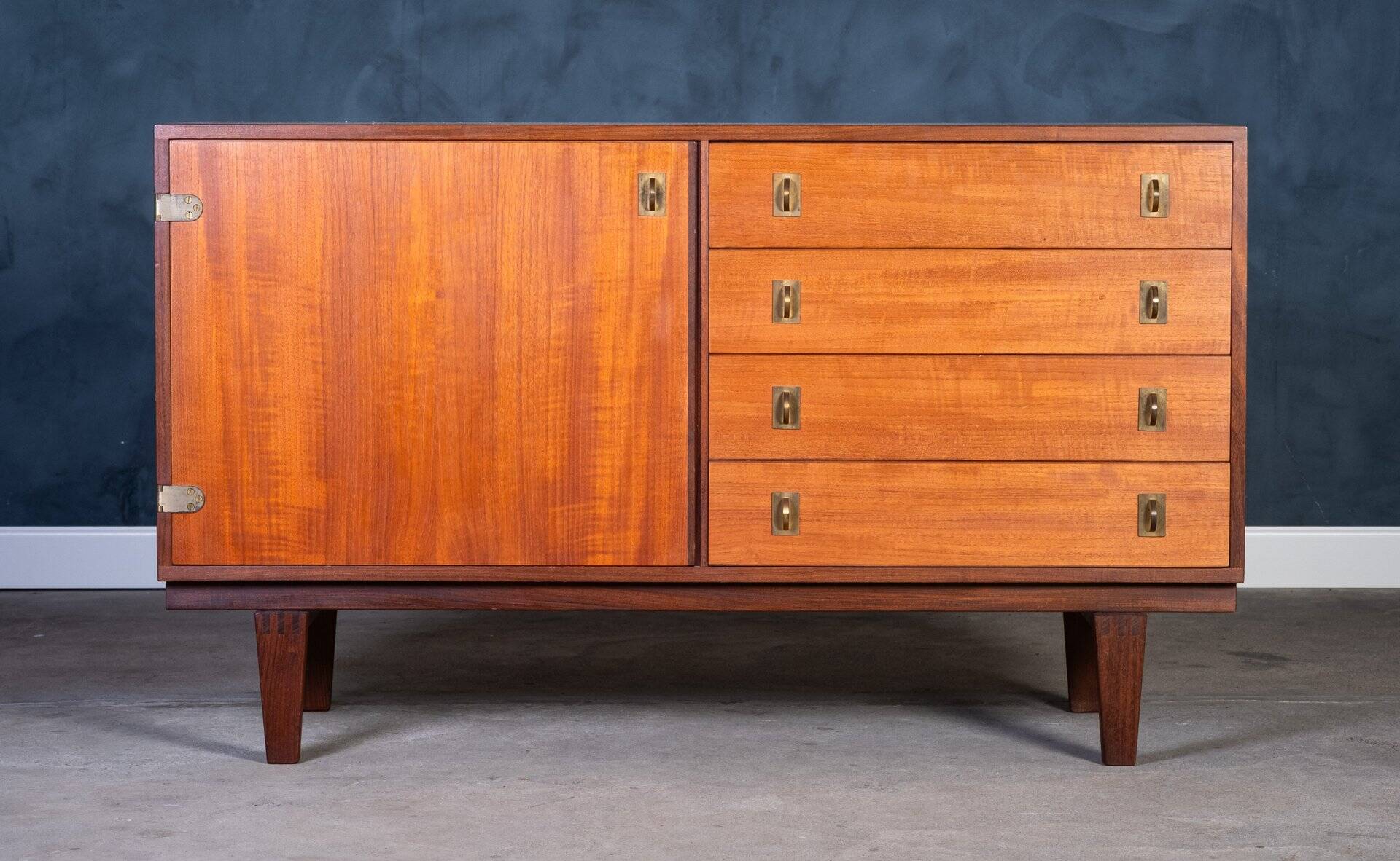 Enfilade Basse en Teck avec Poignées en Laiton par Peter Løvig Nielsen, 1960s