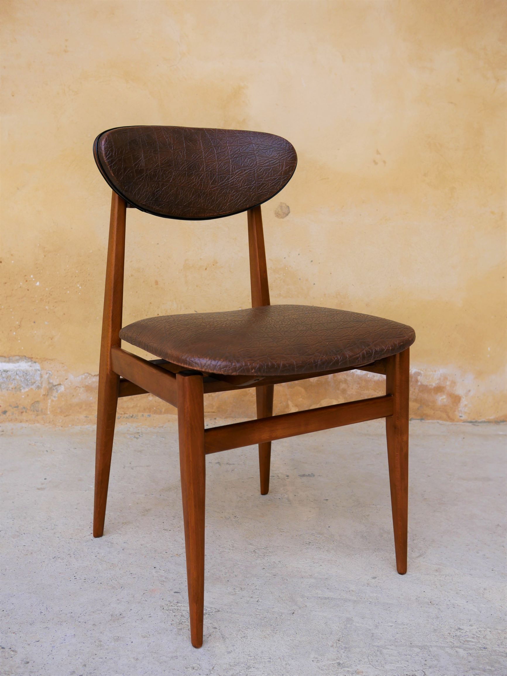 Set of 6 vintage wood and leatherette chairs