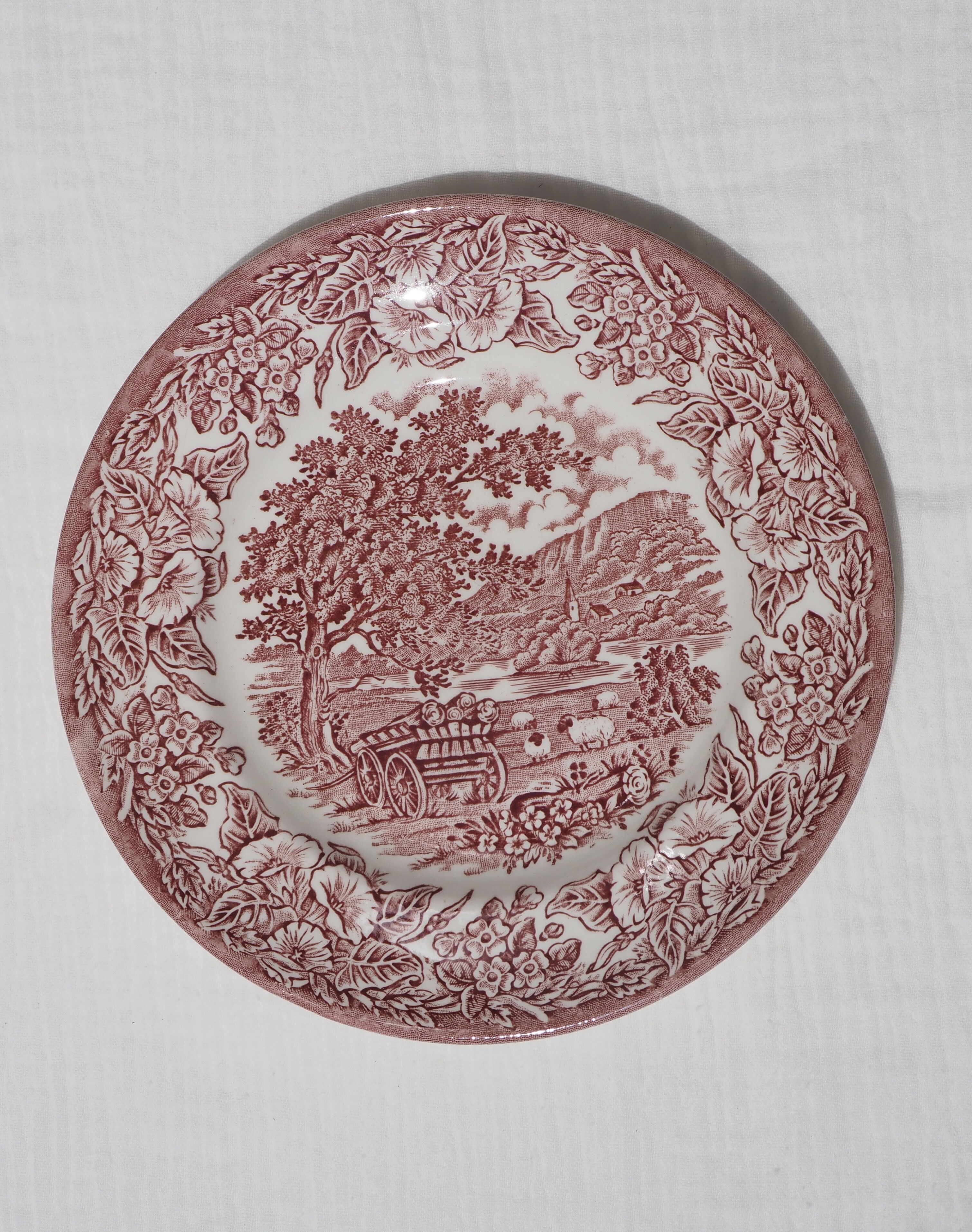 Set of 5 dessert plates with red English patterns