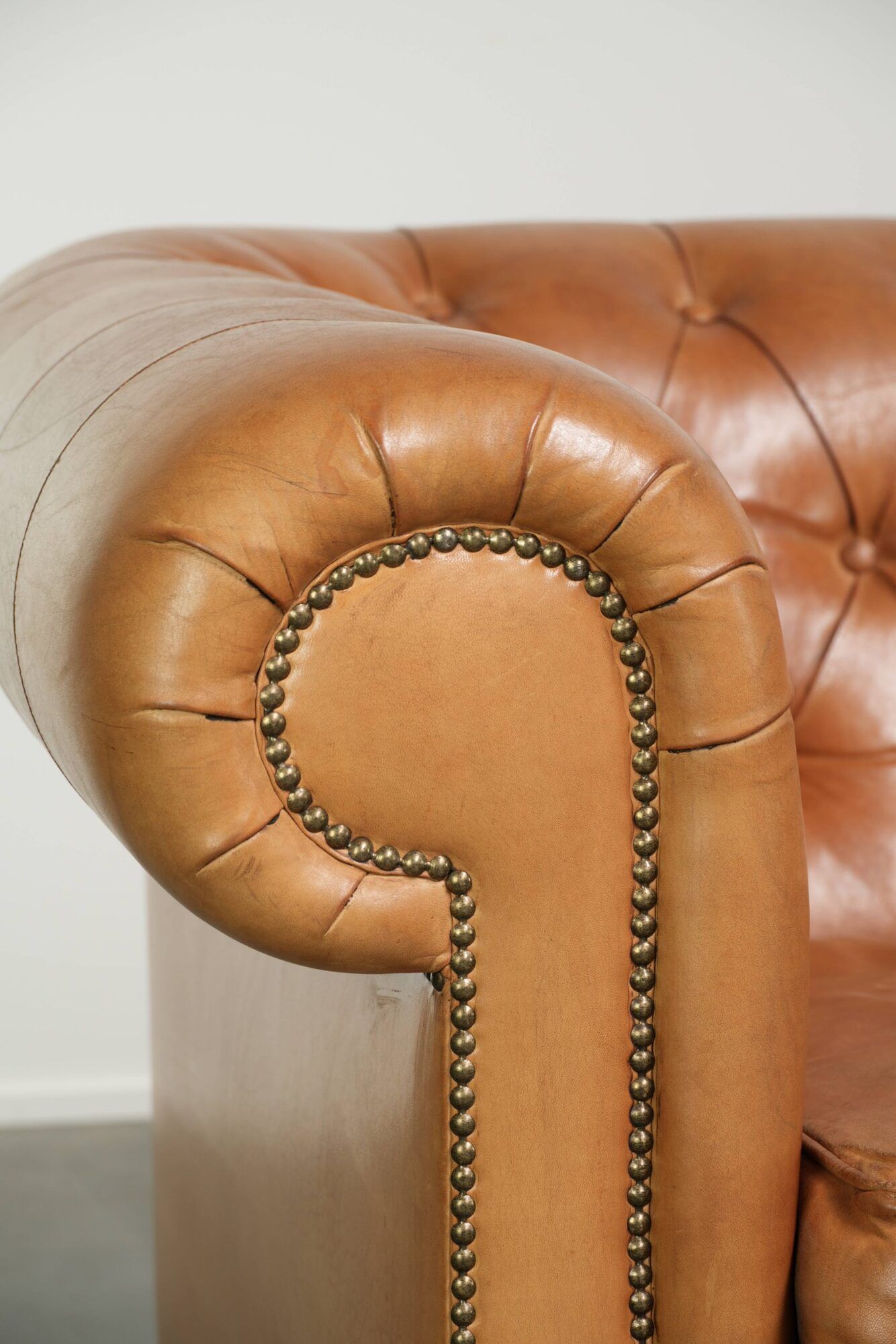 Sheepskin 2.5-seater Chesterfield sofa in a light cognac colour