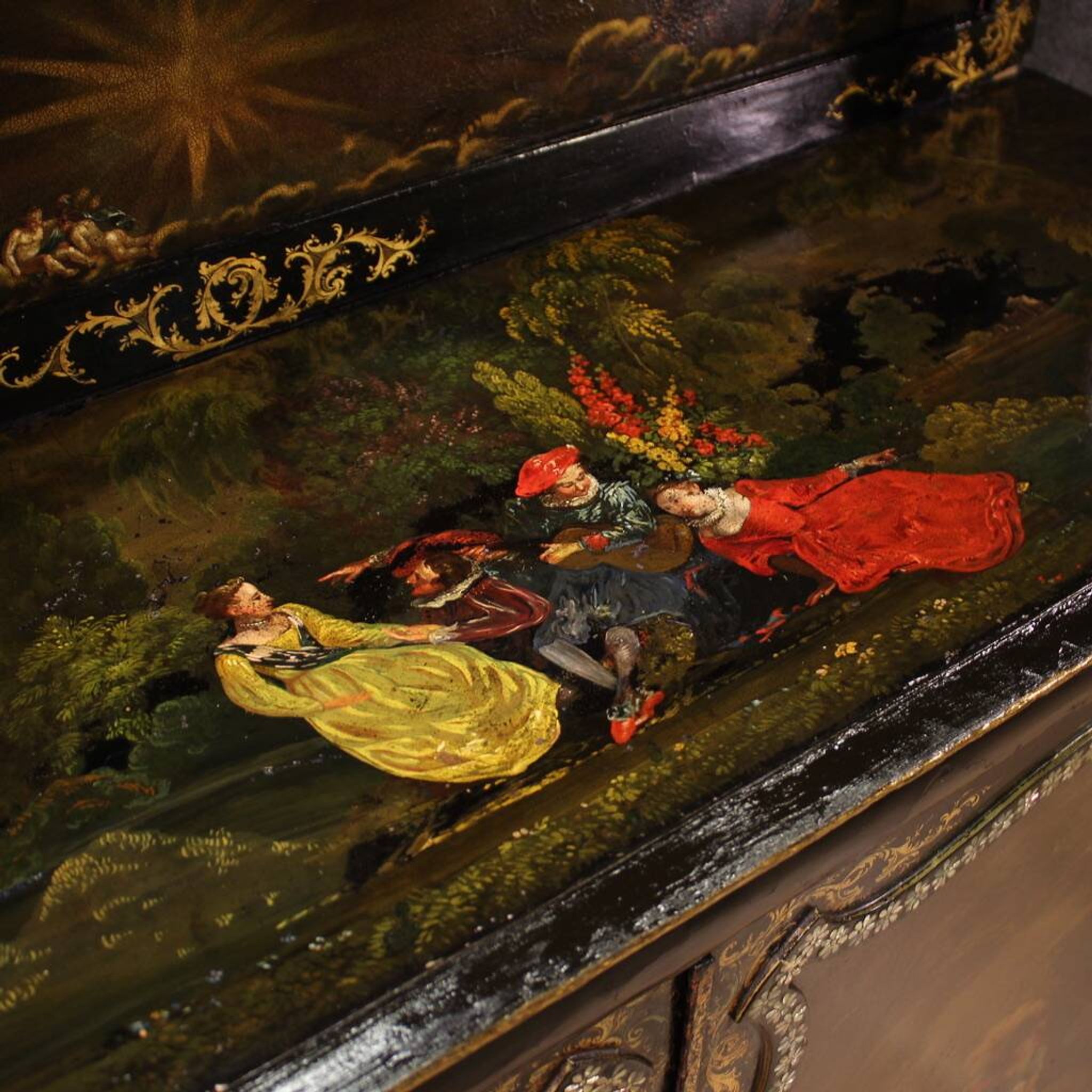 Buffet anglais laqué et peint du XIXe siècle