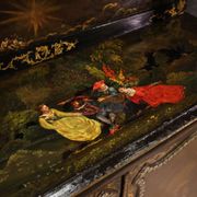 Buffet anglais laqué et peint du XIXe siècle