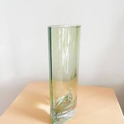 Vase en verre soufflé artisanal vert pomme – circa 1980