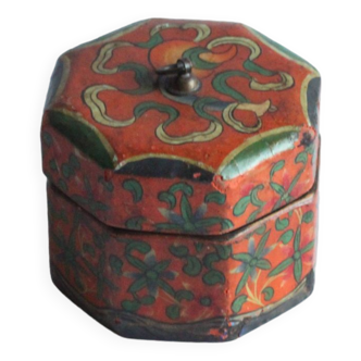Boîte tibétaine hexagonale peinte à la main.