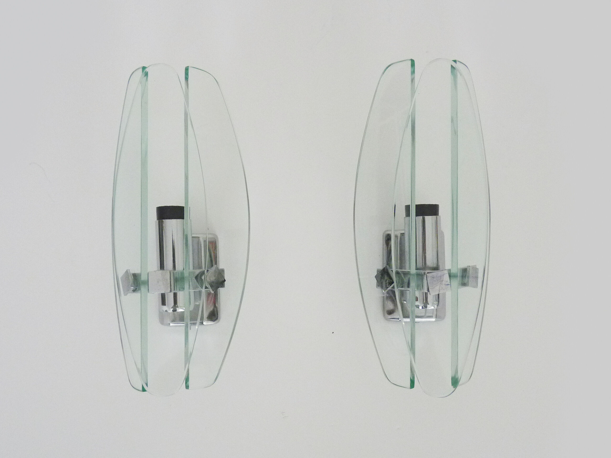 Paire d'appliques italienne Veca en verre bleuté et chrome, simple feux. Années 70