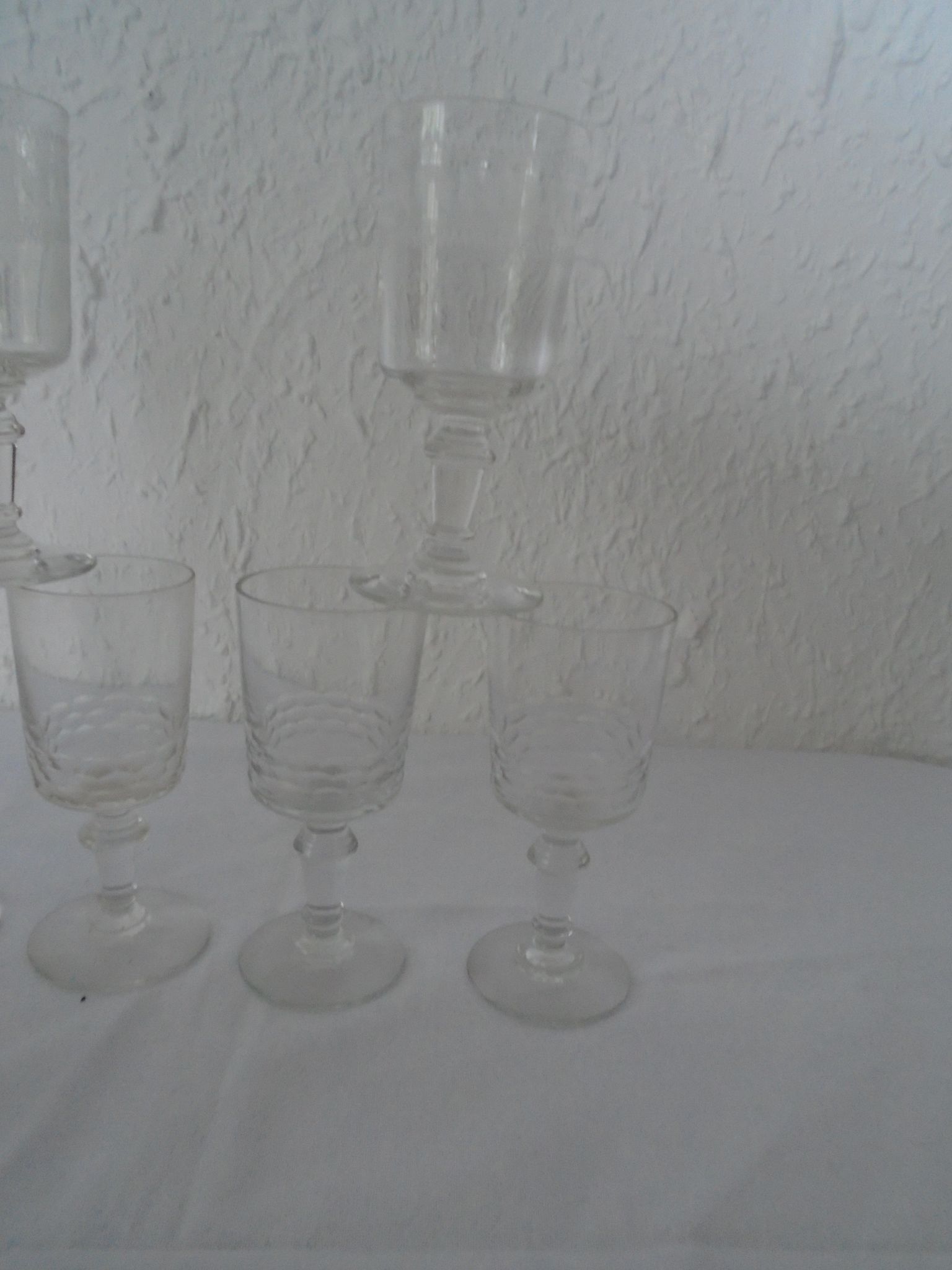 Set de 6 verres à pied anciens 2 gravés et 4 taillés porto vin