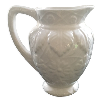 White slurry pitcher