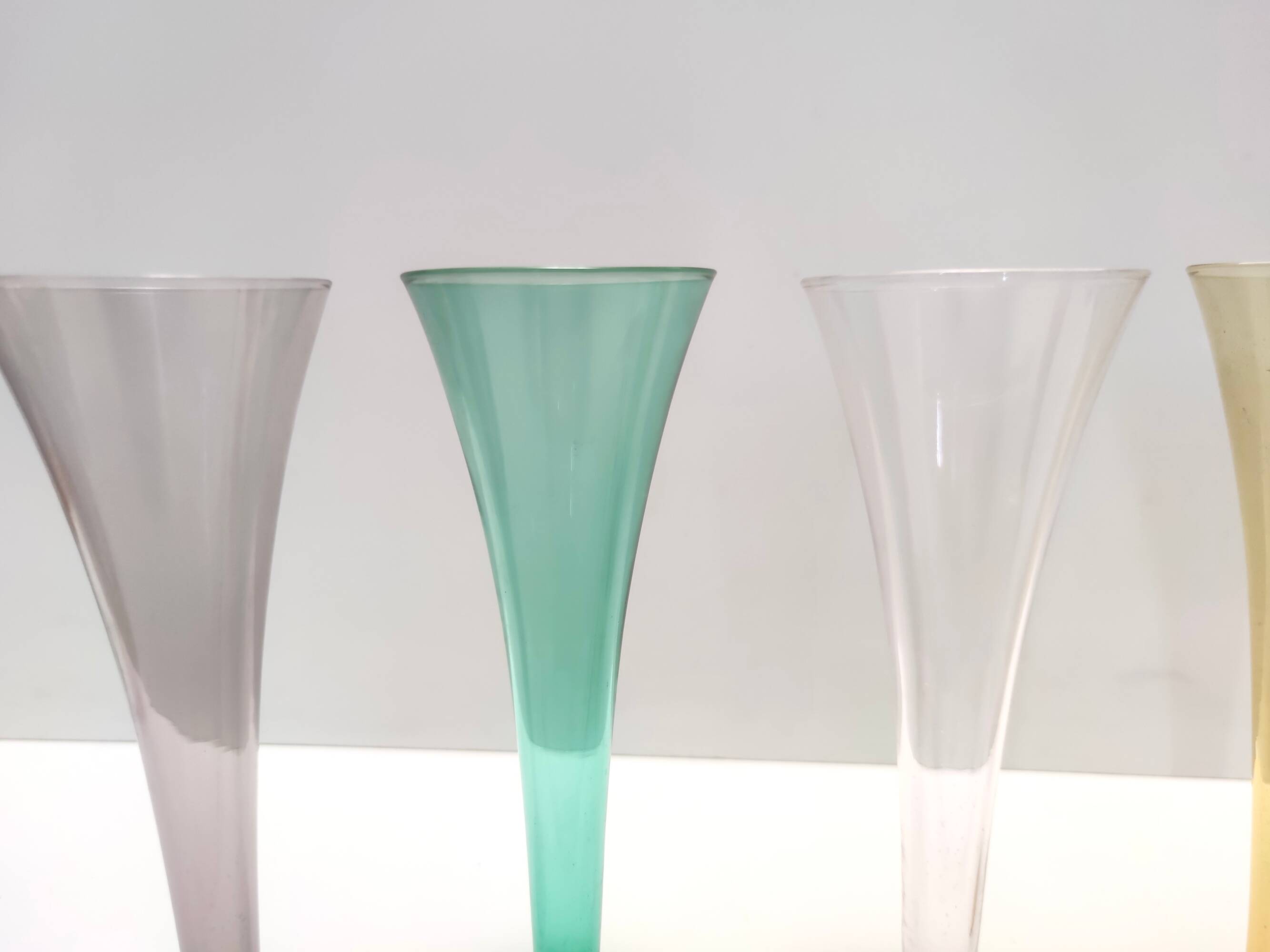 Ensemble vintage de six flûtes colorées en verre de Murano soufflé à la main, Italie