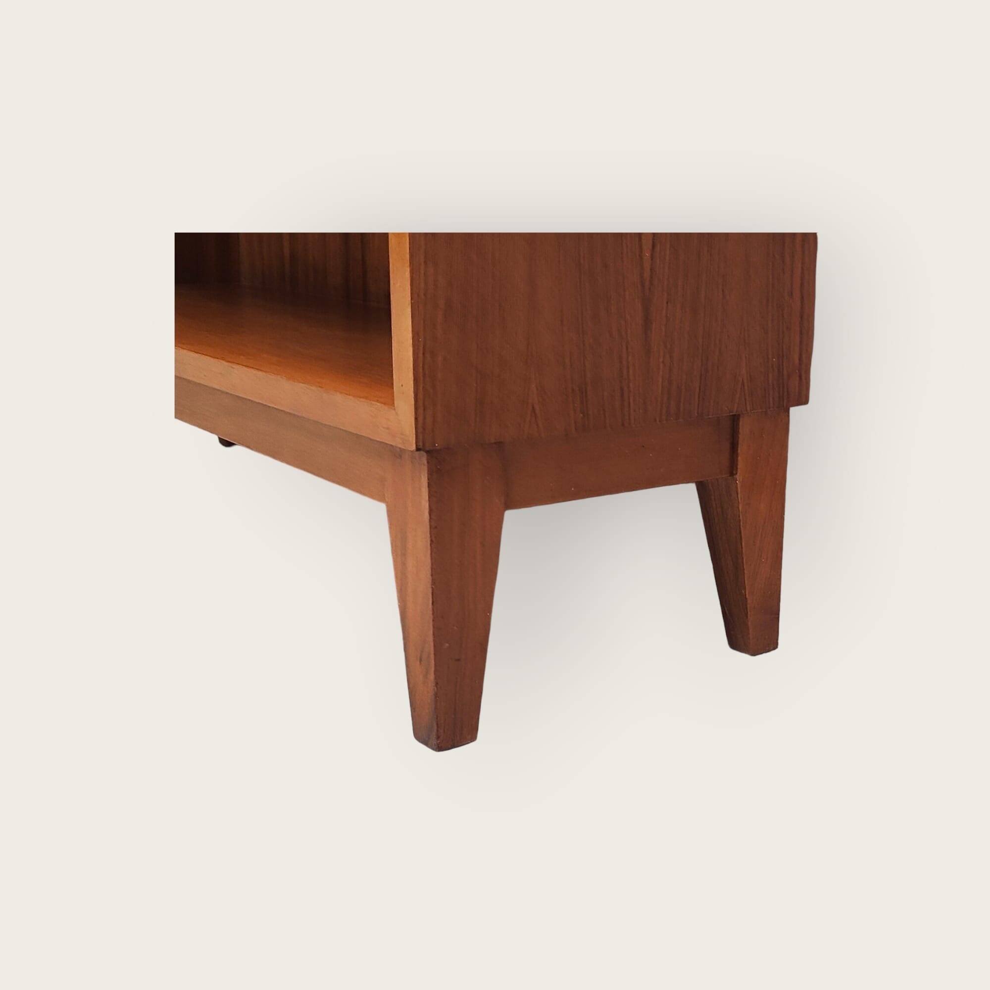 Bibliothèque du milieu du siècle