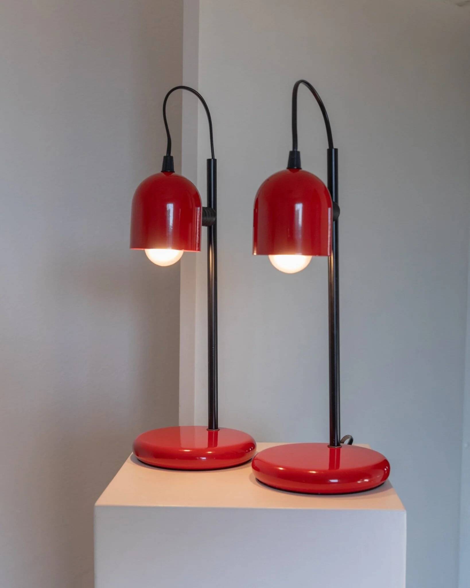 Set of 2 red metal table lamps with black stems, Memphis-Postmodern Italy 1980s