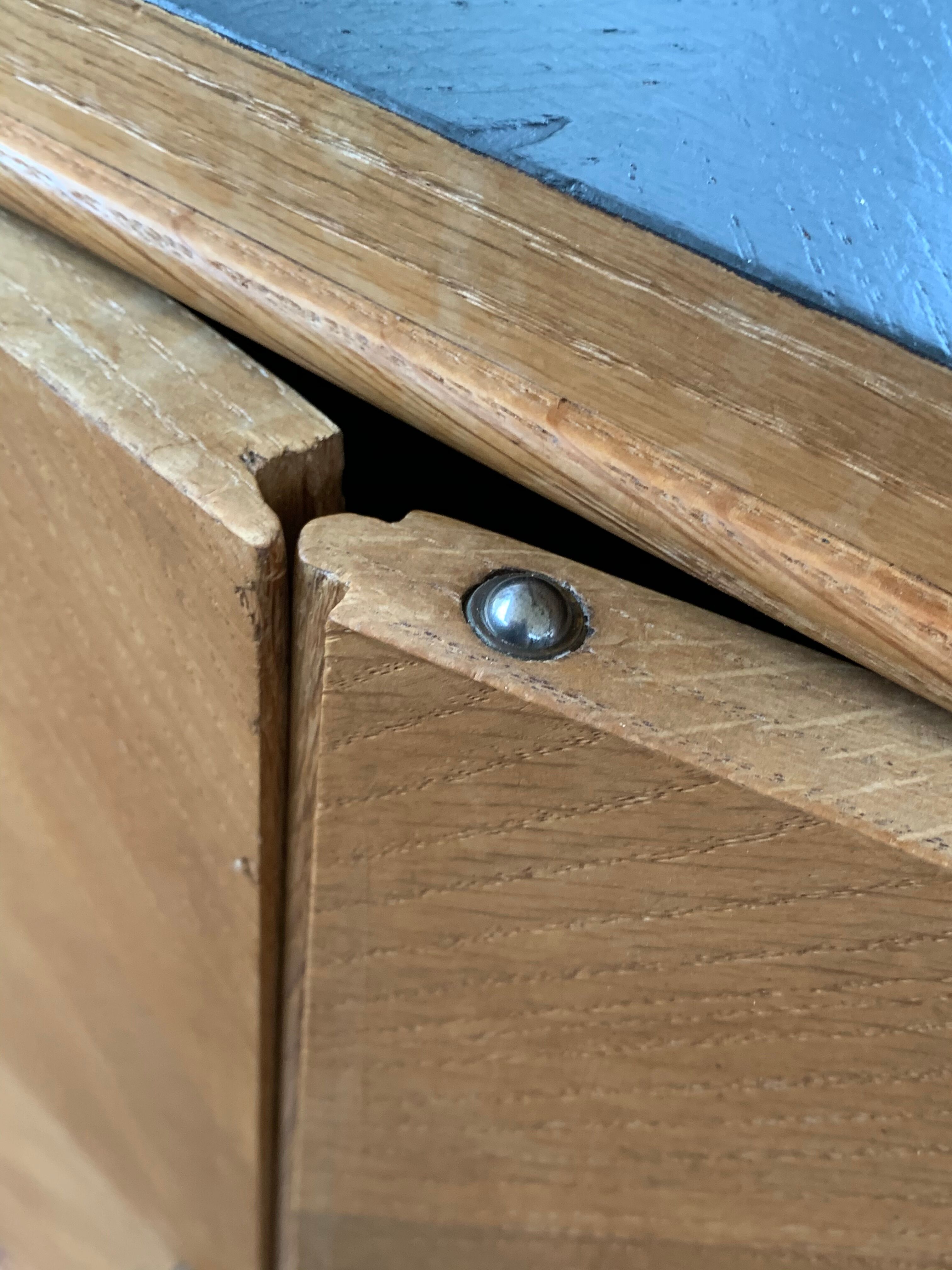 Buffet asymmetrical compass feet