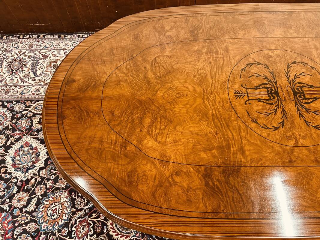 Table à manger antique en bois de loupe italienne