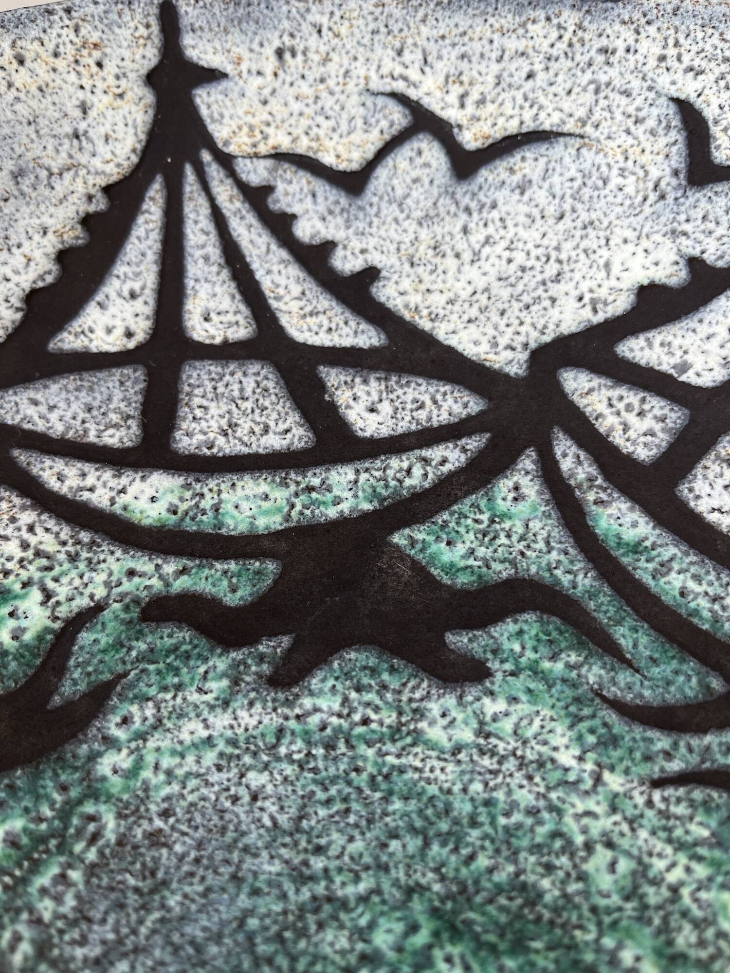 Large round dish St Clément boat motifs