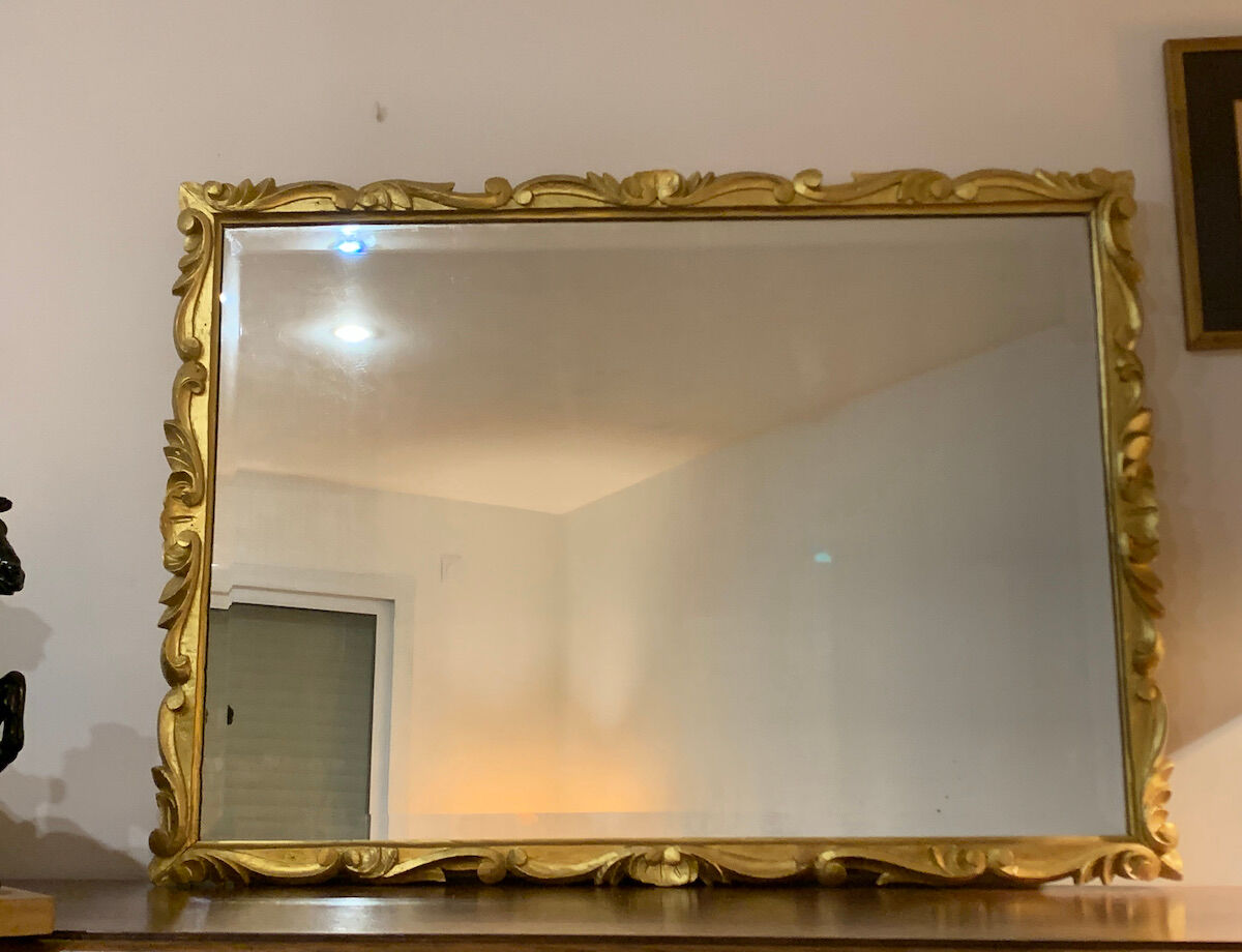 Miroir biseauté baroque aux fleurs sculptées et dorées