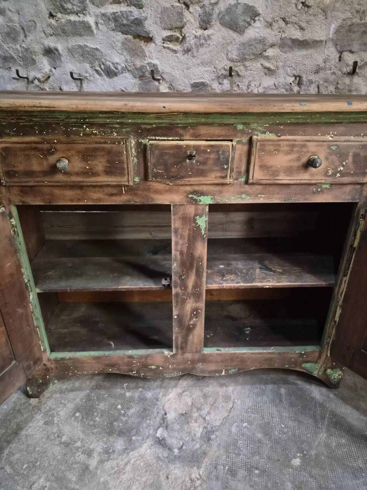 French rustic buffet in walnut, 18th century, 3 drawers and 2 doors.