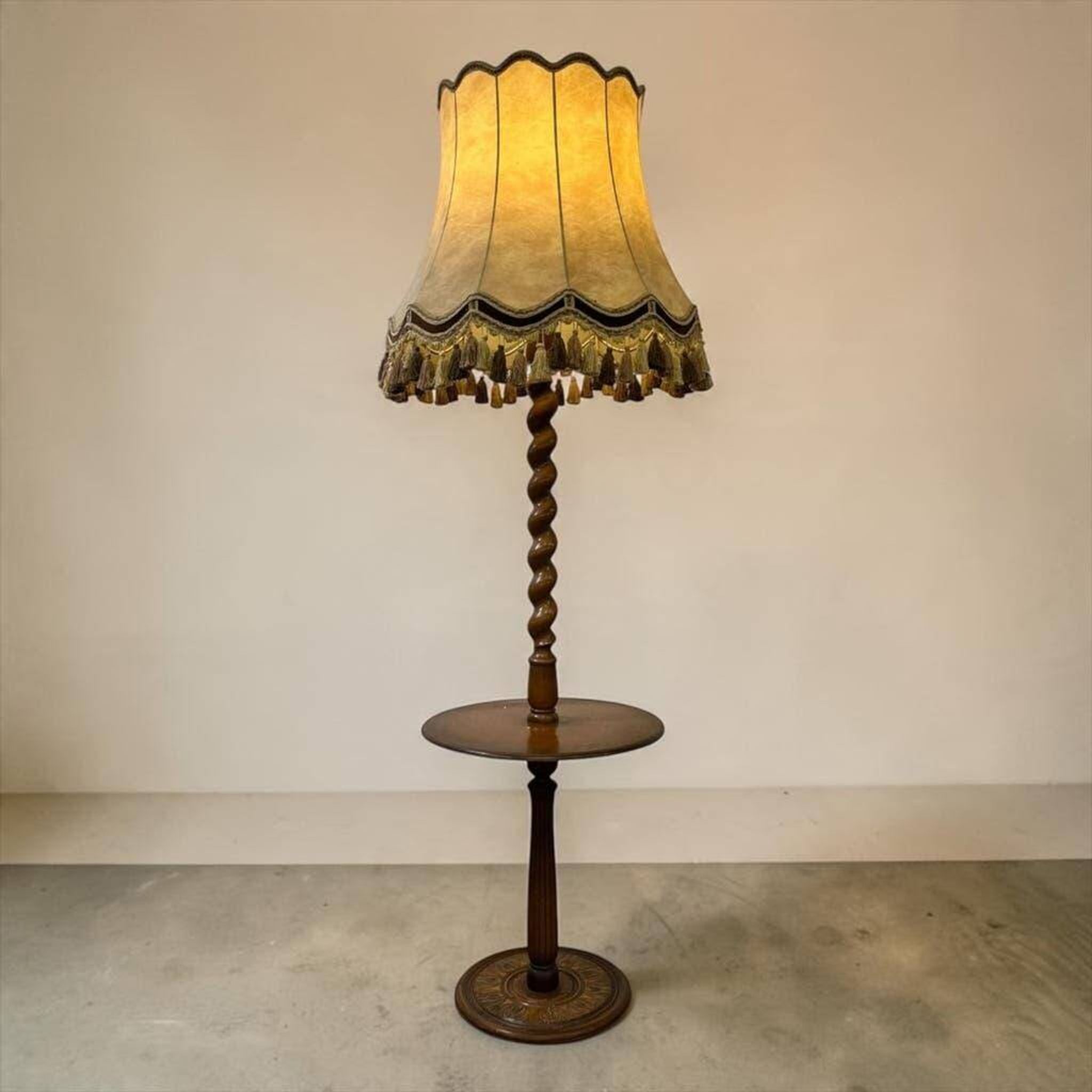 Lampadaire vintage en bois avec abat-jour à franges