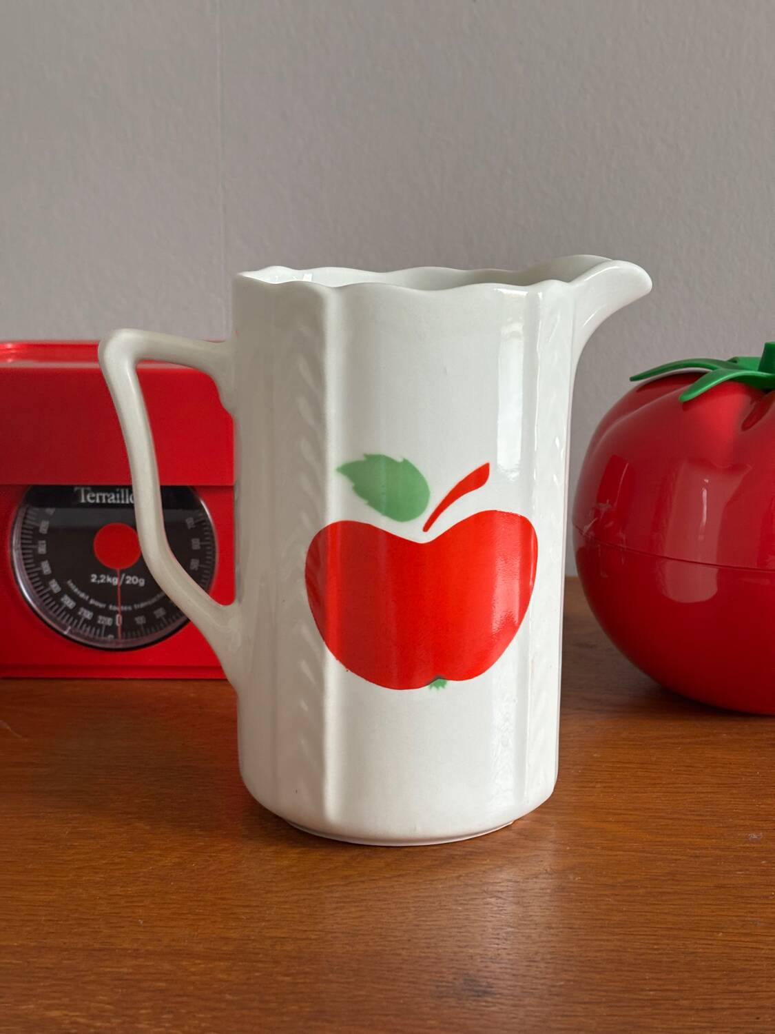 Pichet vintage à décor de pomme