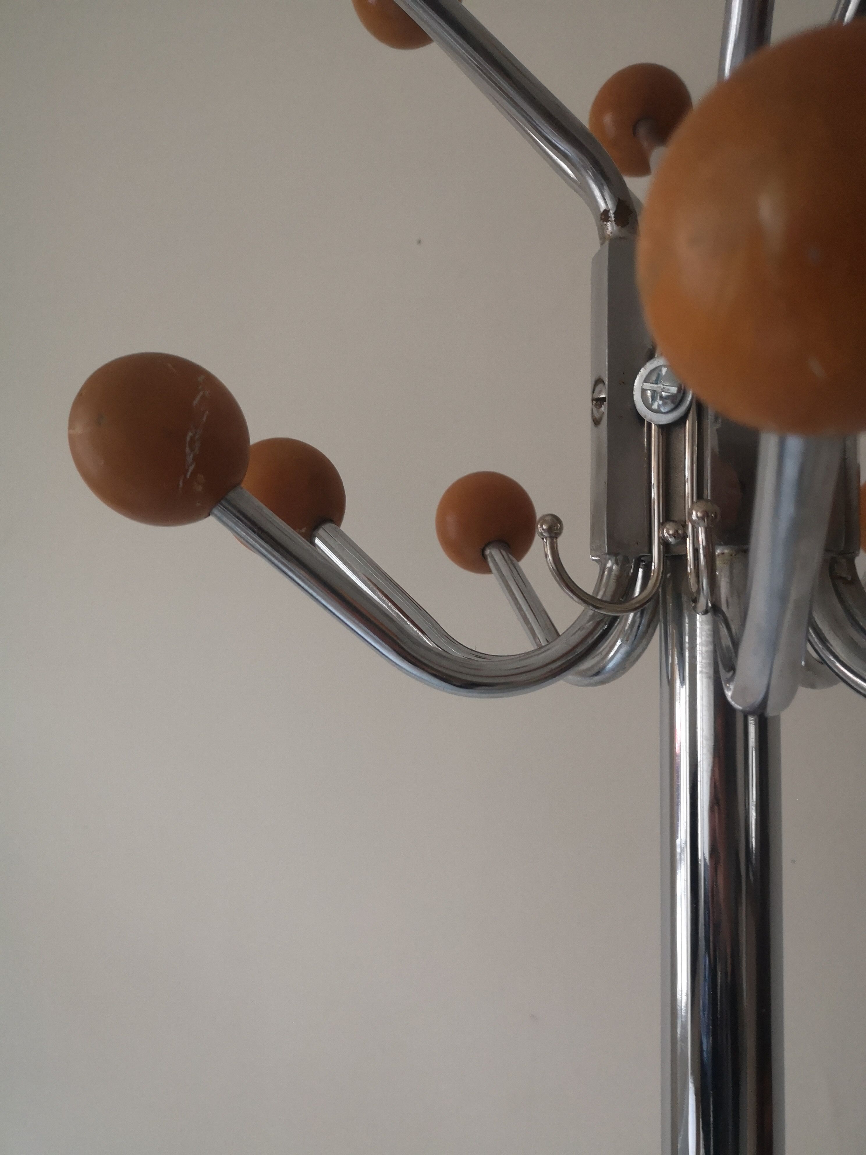 Rotatable parrot coat rack in chrome and wood, design 1970