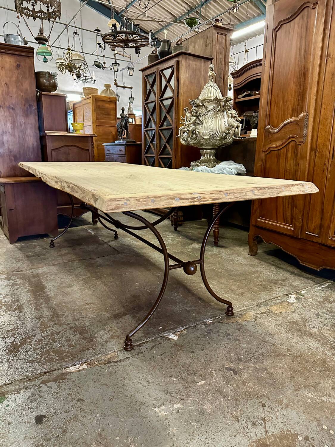 Table en fer forgé artisanal et bois