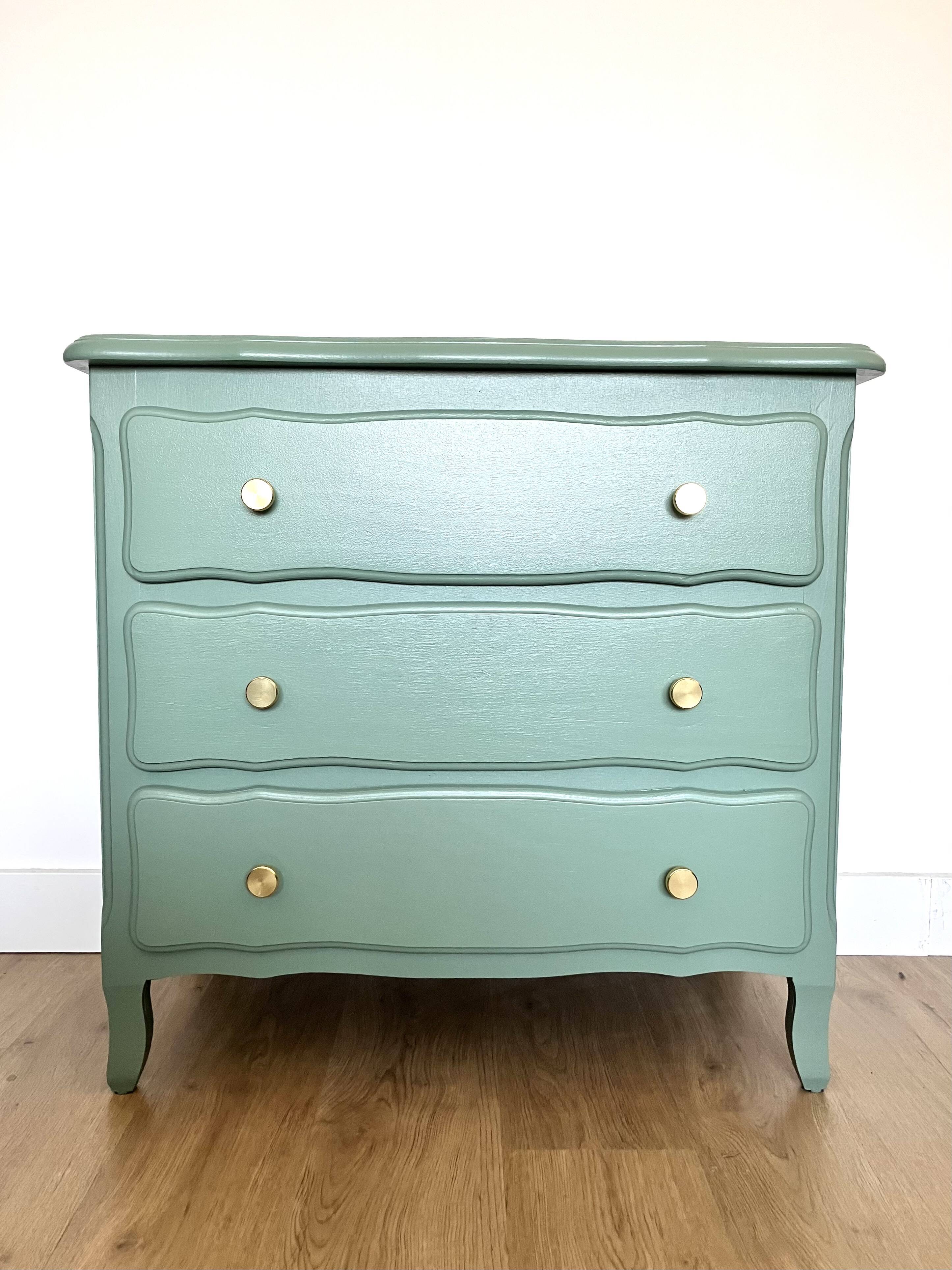Wooden chest of drawers
