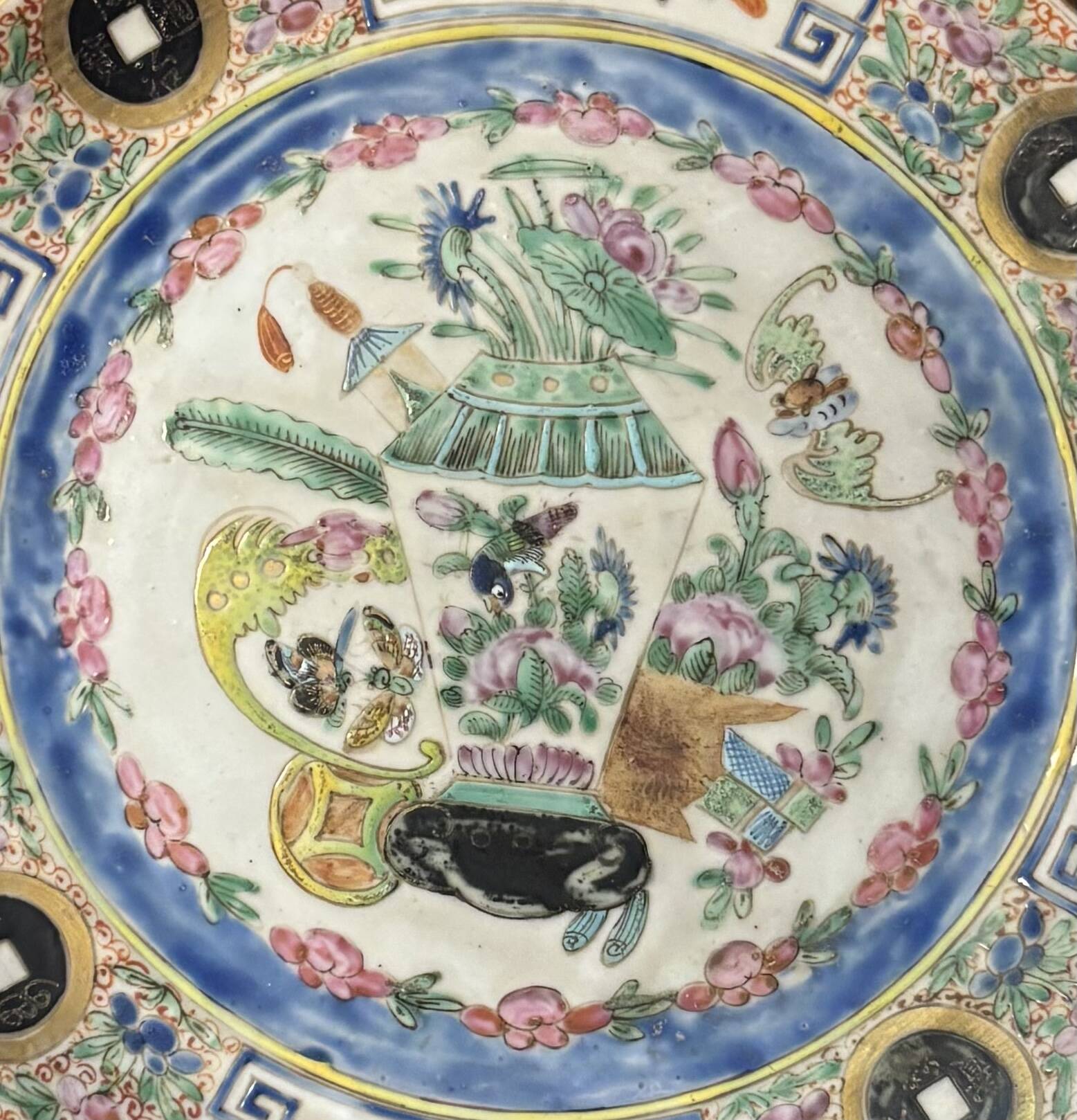 Porcelain plate Compagnie des Indes Famille rose 18th century Qianlong