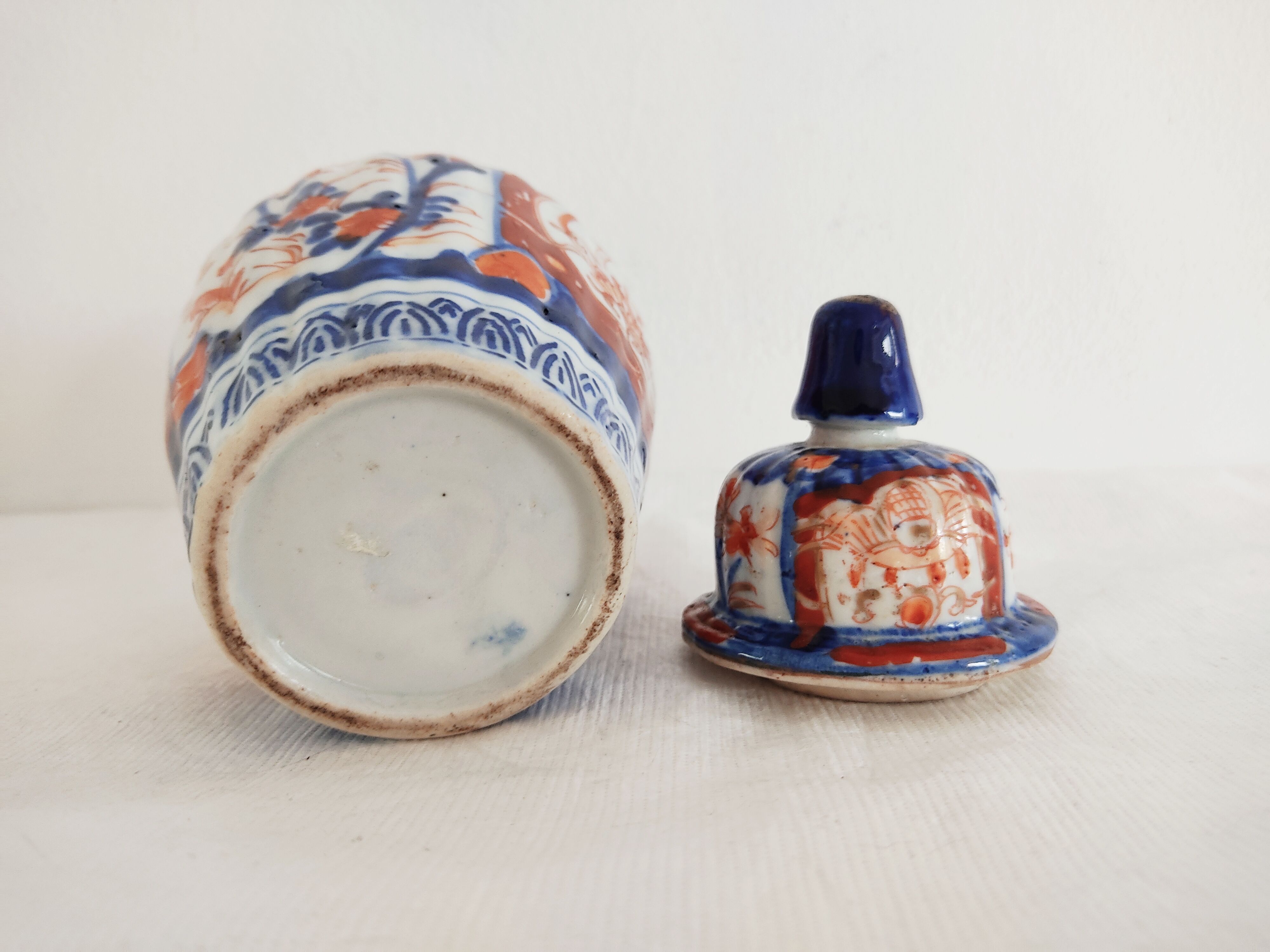 Covered vase Imari Japan 19th century