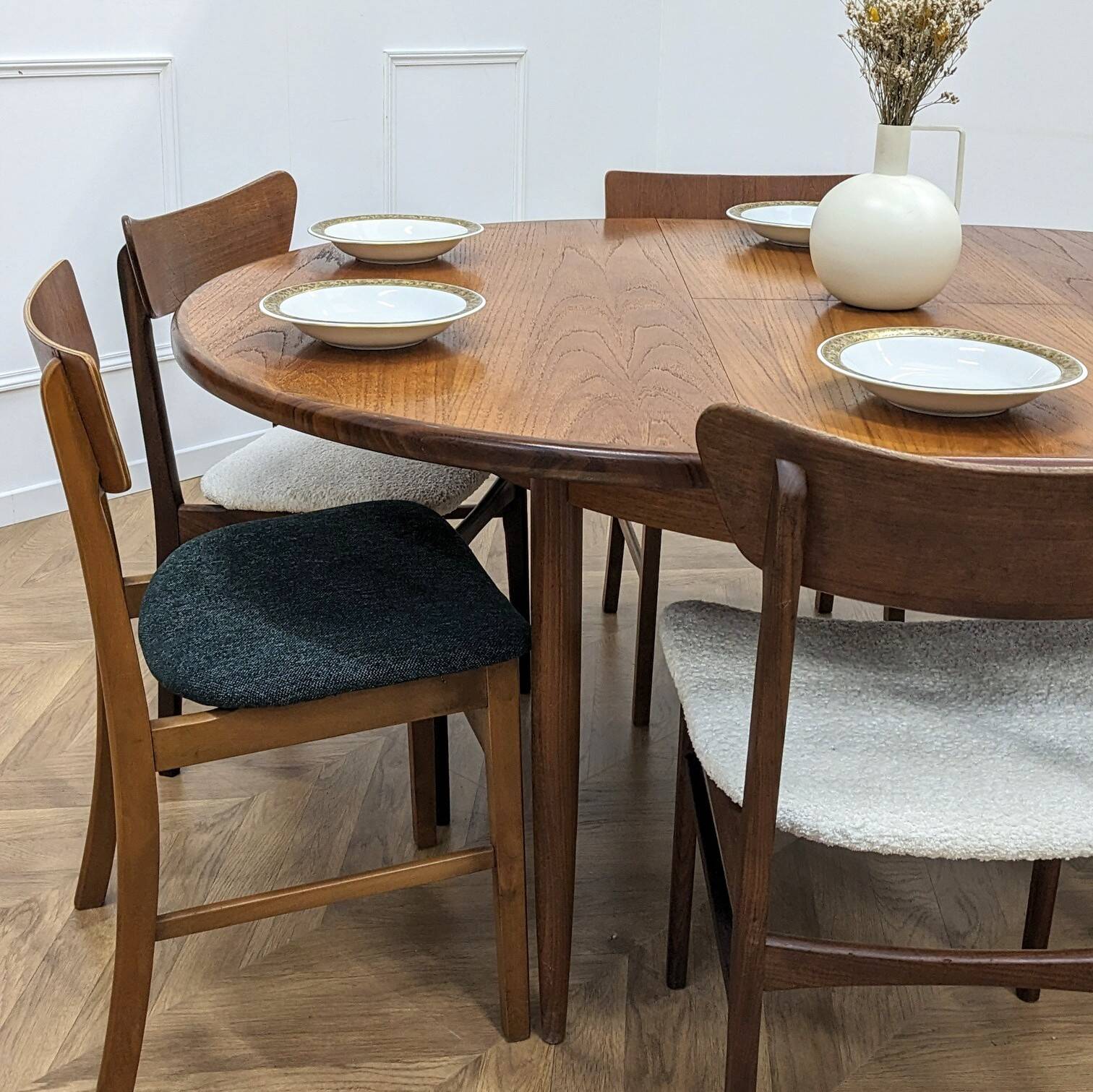 Table à manger ronde et extensible éditée G-Plan