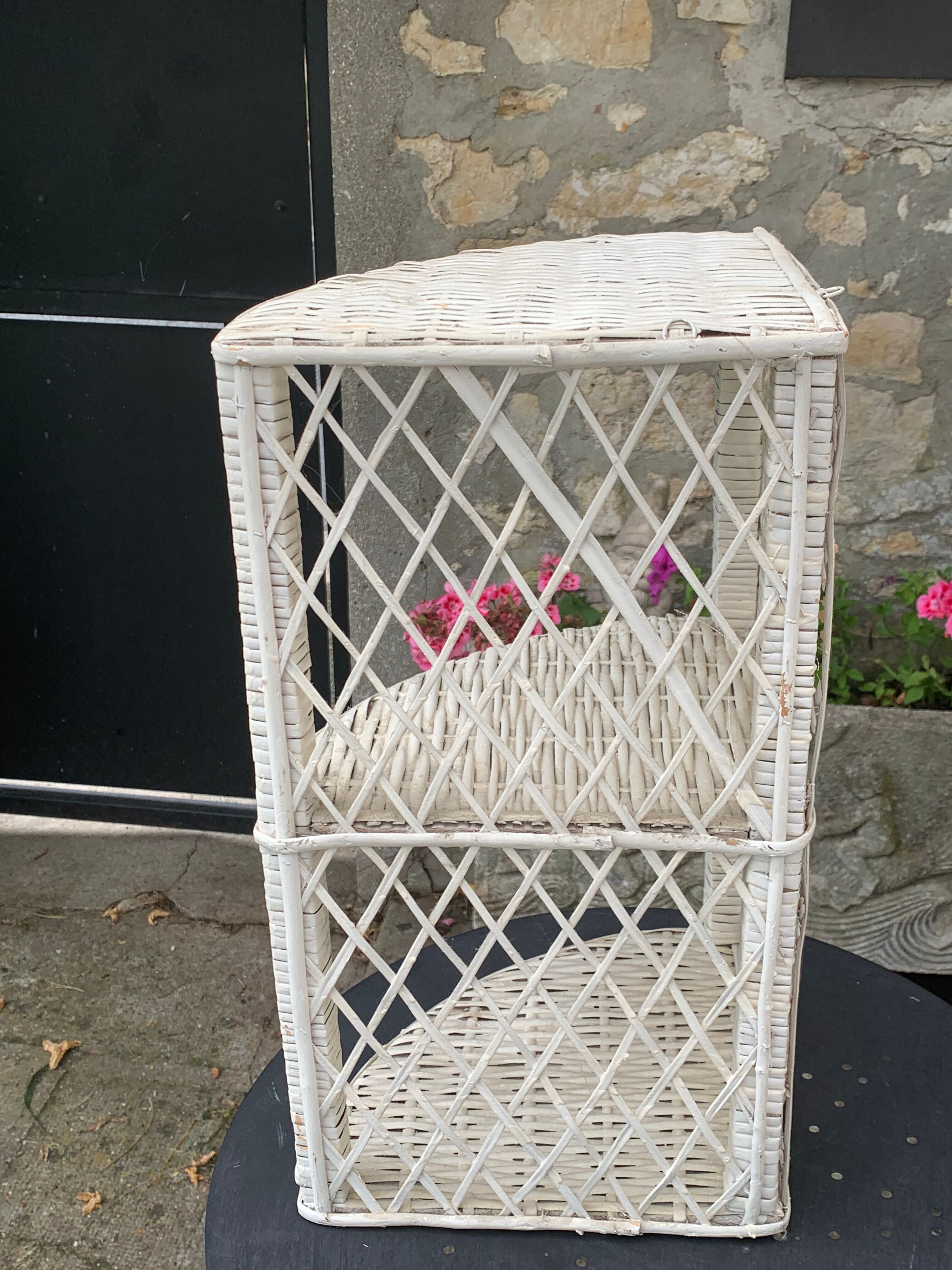 Corner shelf in rattan and vintage white wicker