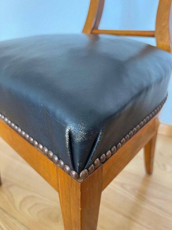 Ensemble de chaises pelle Biedermeier en noyer et cuir noir, Autriche, années 1820.