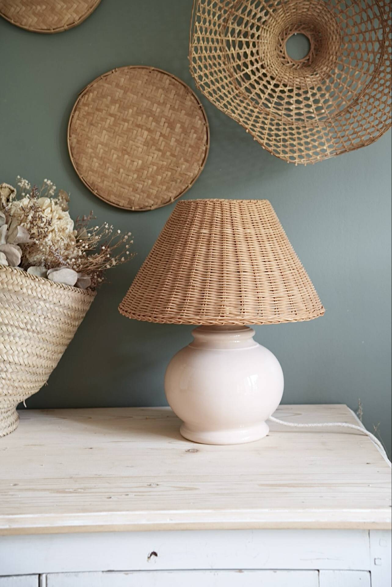 Ceramic and rattan table lamp
