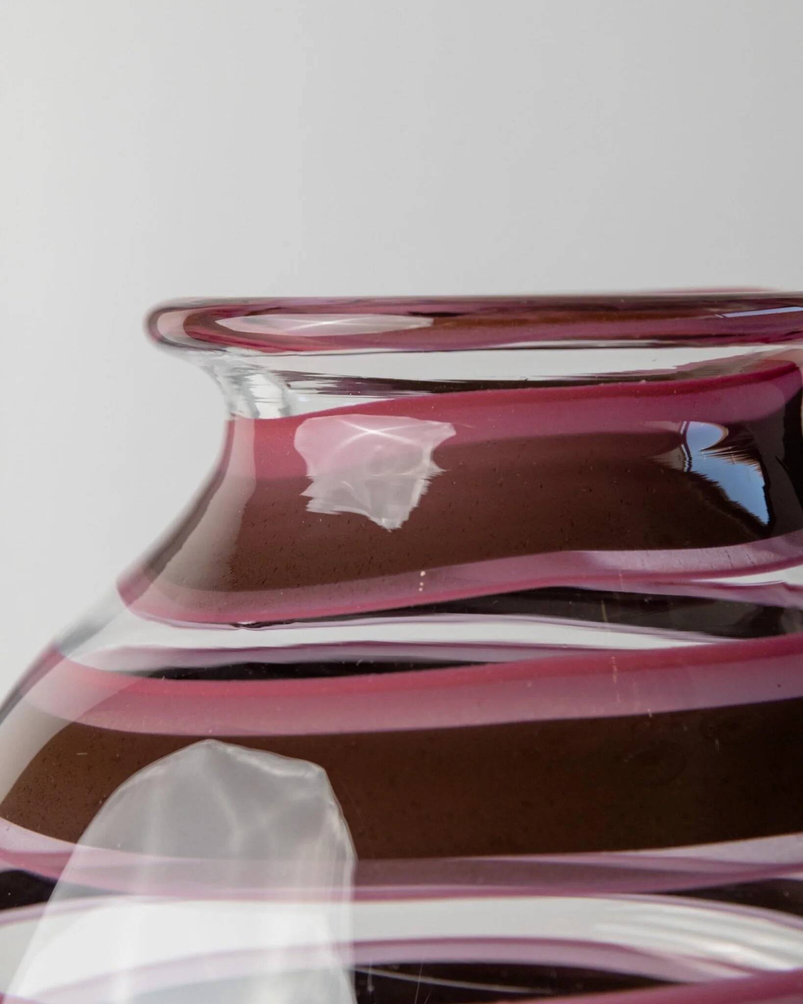Vase en verre Murano XXL en verre clair avec des rayures violettes, verre d'art italien des années 1970.