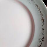 Assiettes plates anciennes dépareillées en faïence accompagnées d'un plat creux