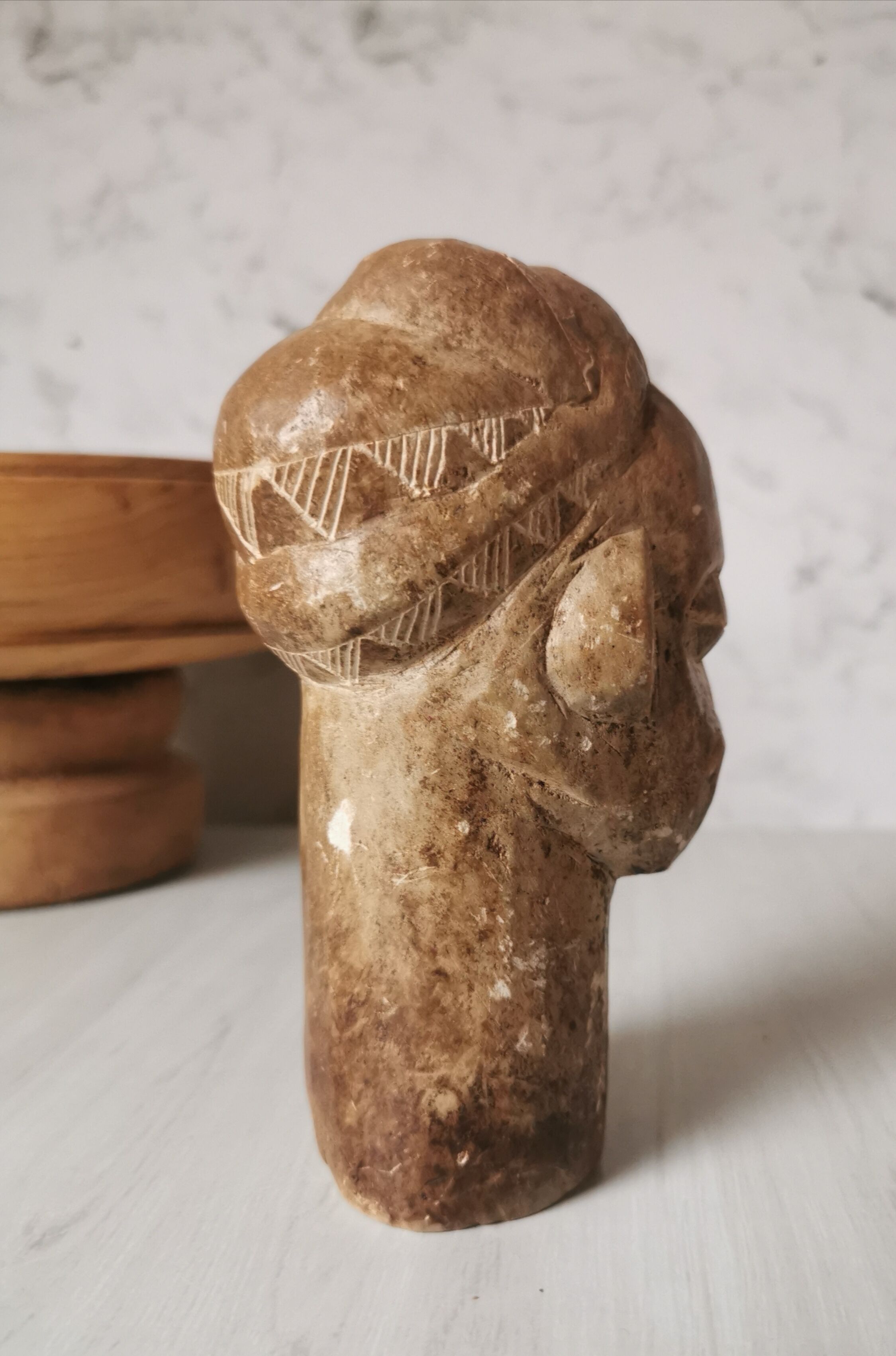 Statuette woman stone nbigou gabon