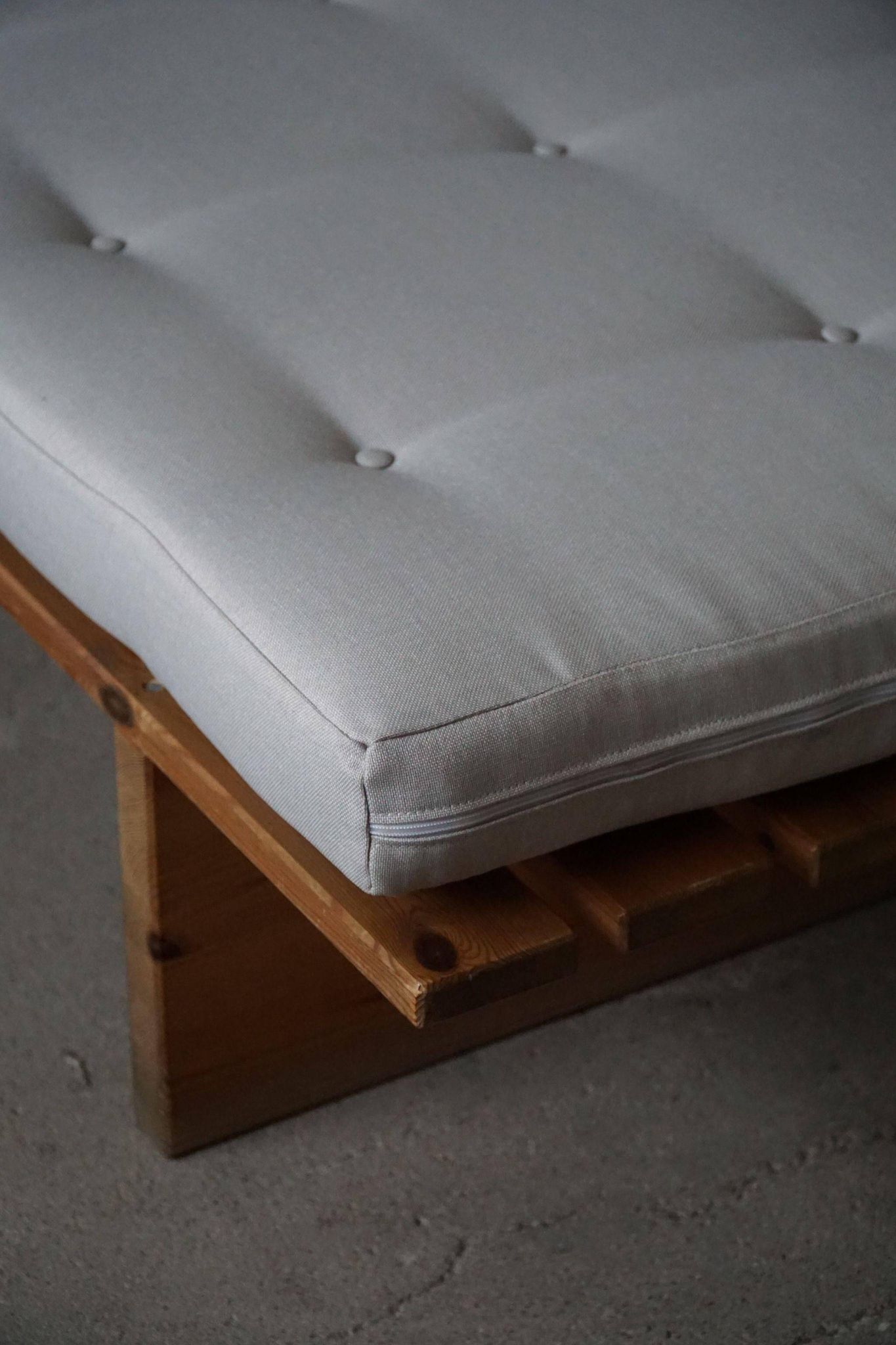 Modern Danish daybed, reupholstered, made of pine, by Nyt i Bo, 1970s.