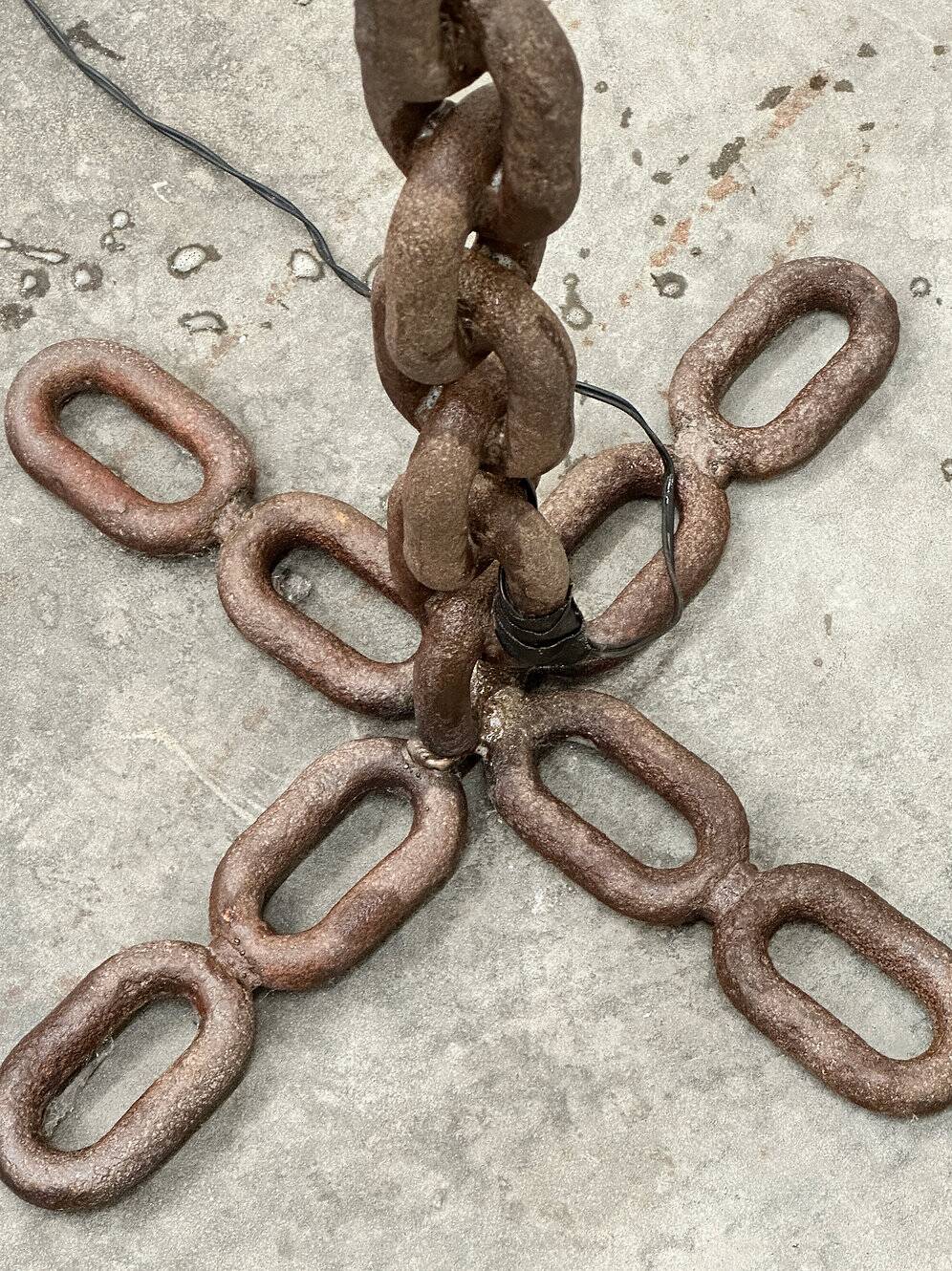 Brutalist cast iron & marine chain links floor lamp, France 1960s.