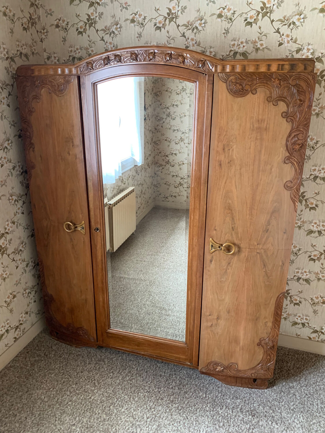 Art deco cabinet in carved wood