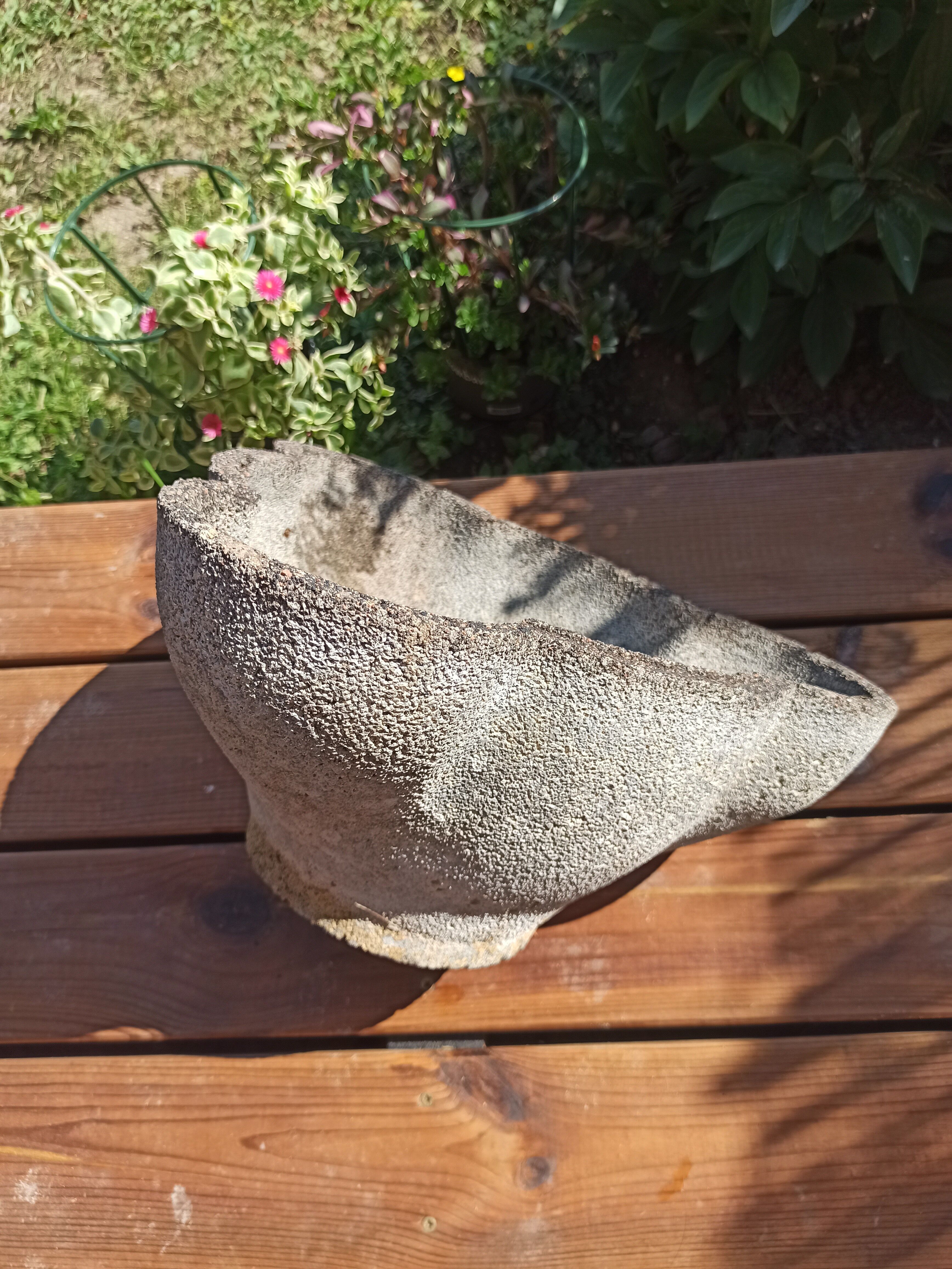 Trilobed cement planter