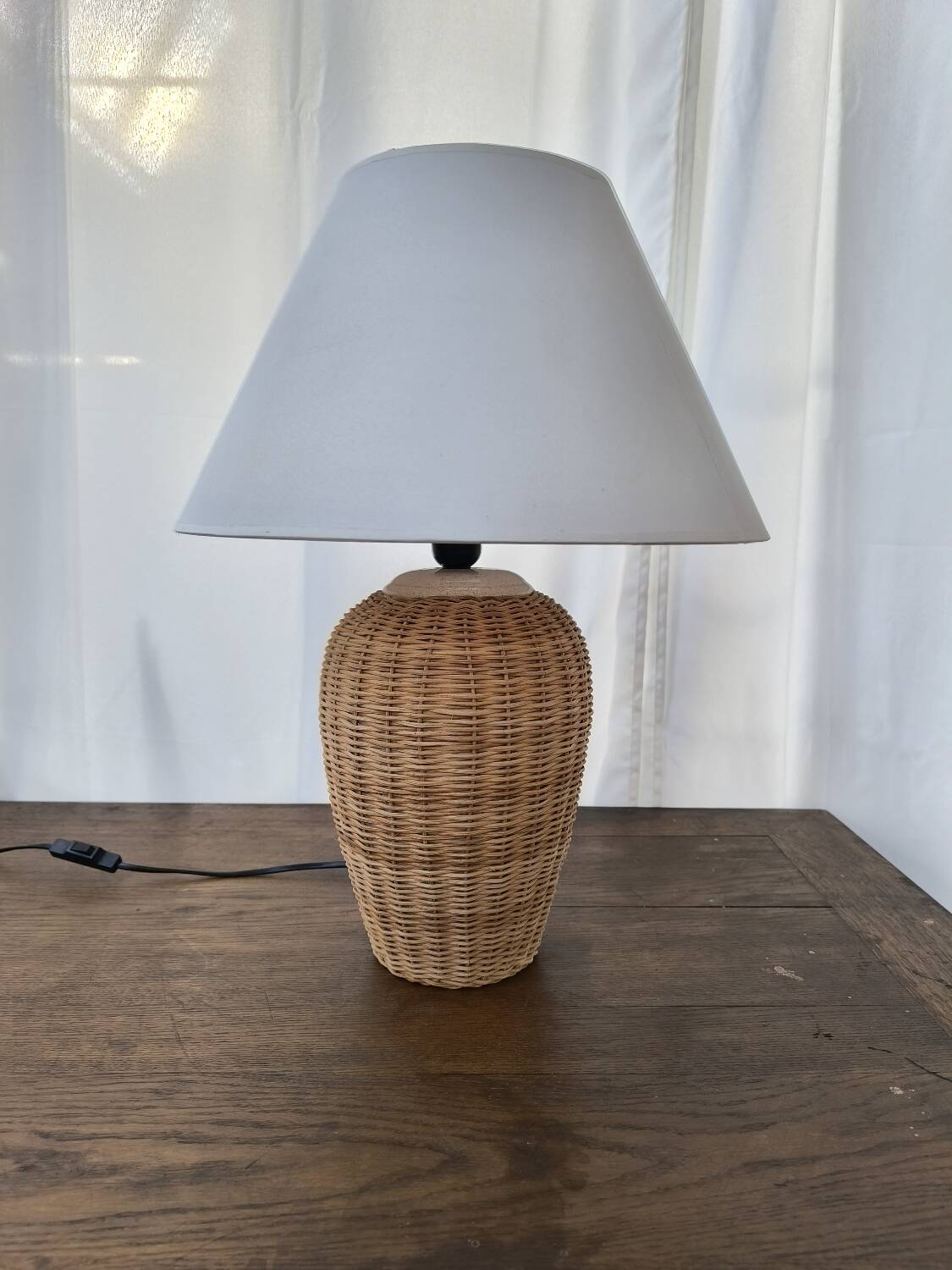 Wicker table lamp