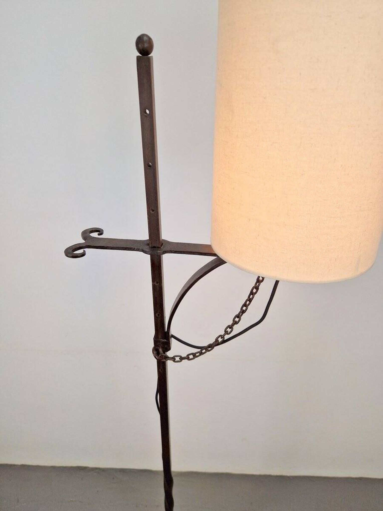 Lampe de sol brutaliste en fer forgé, années 1950
