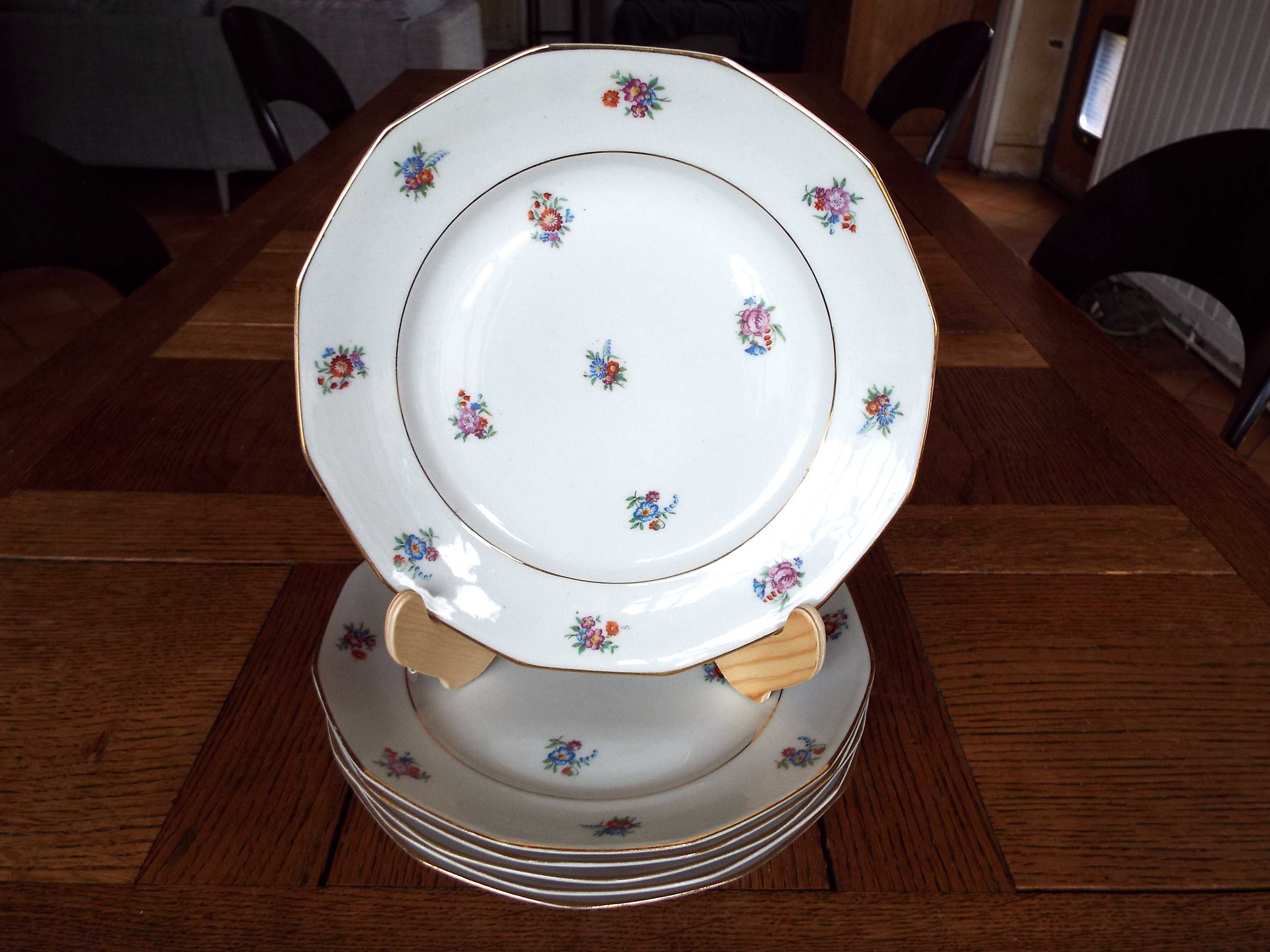 6 flat porcelain plates