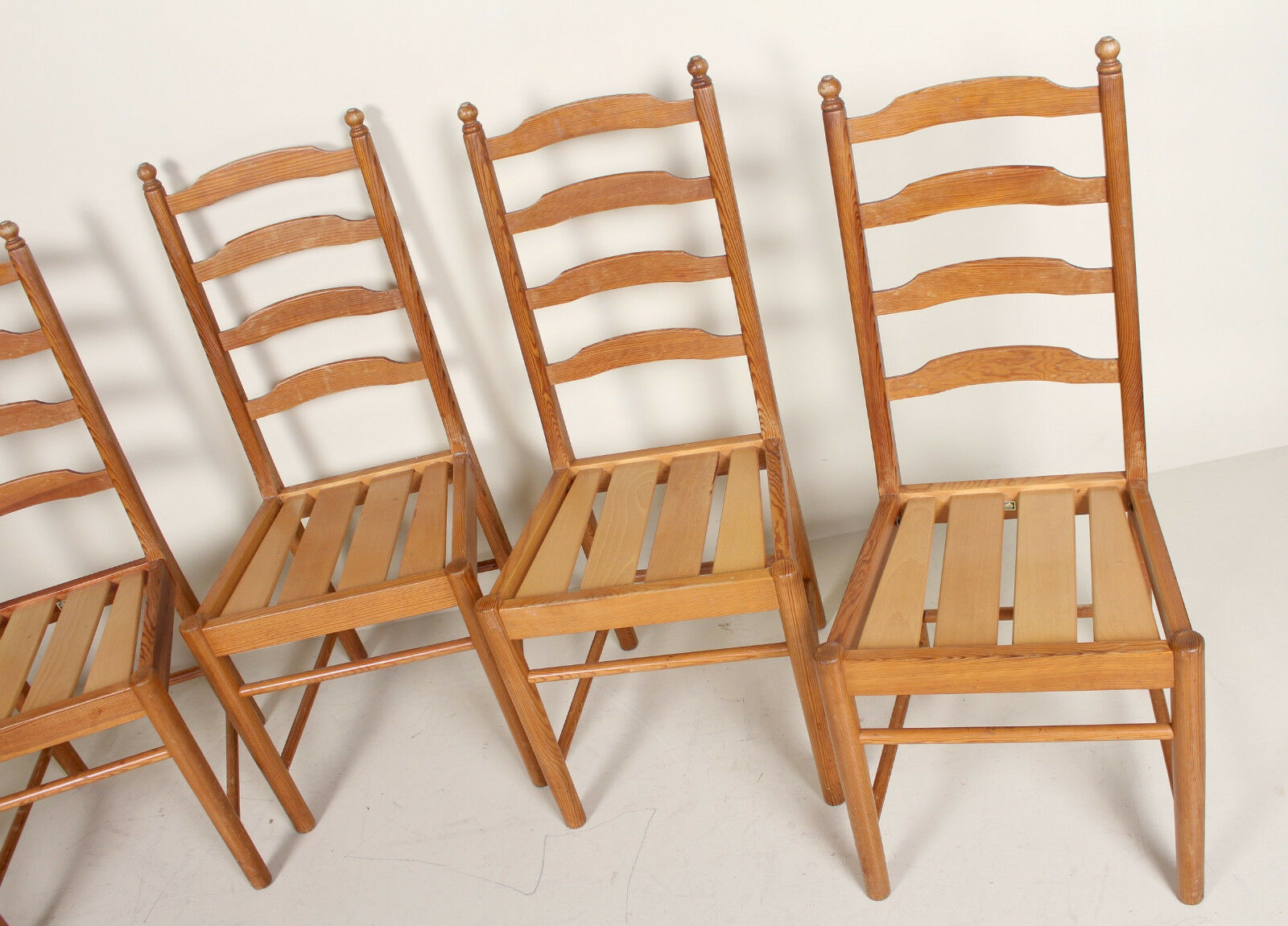 Dining table and 5 chairs of vintage Ercol pine refectory